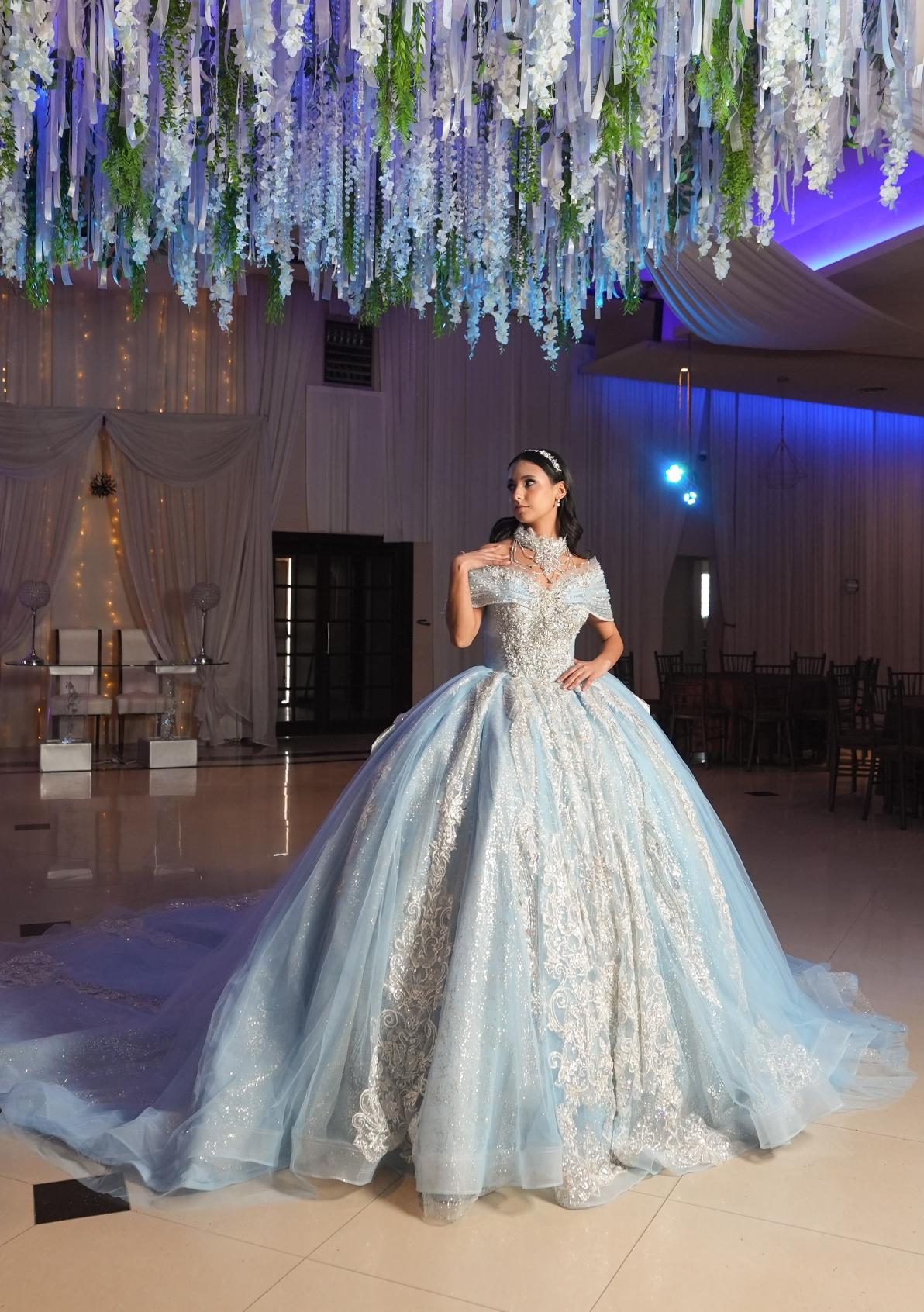 Vestido de XV Años Azul Cielo con Glitter Plateado Cauda con Olan