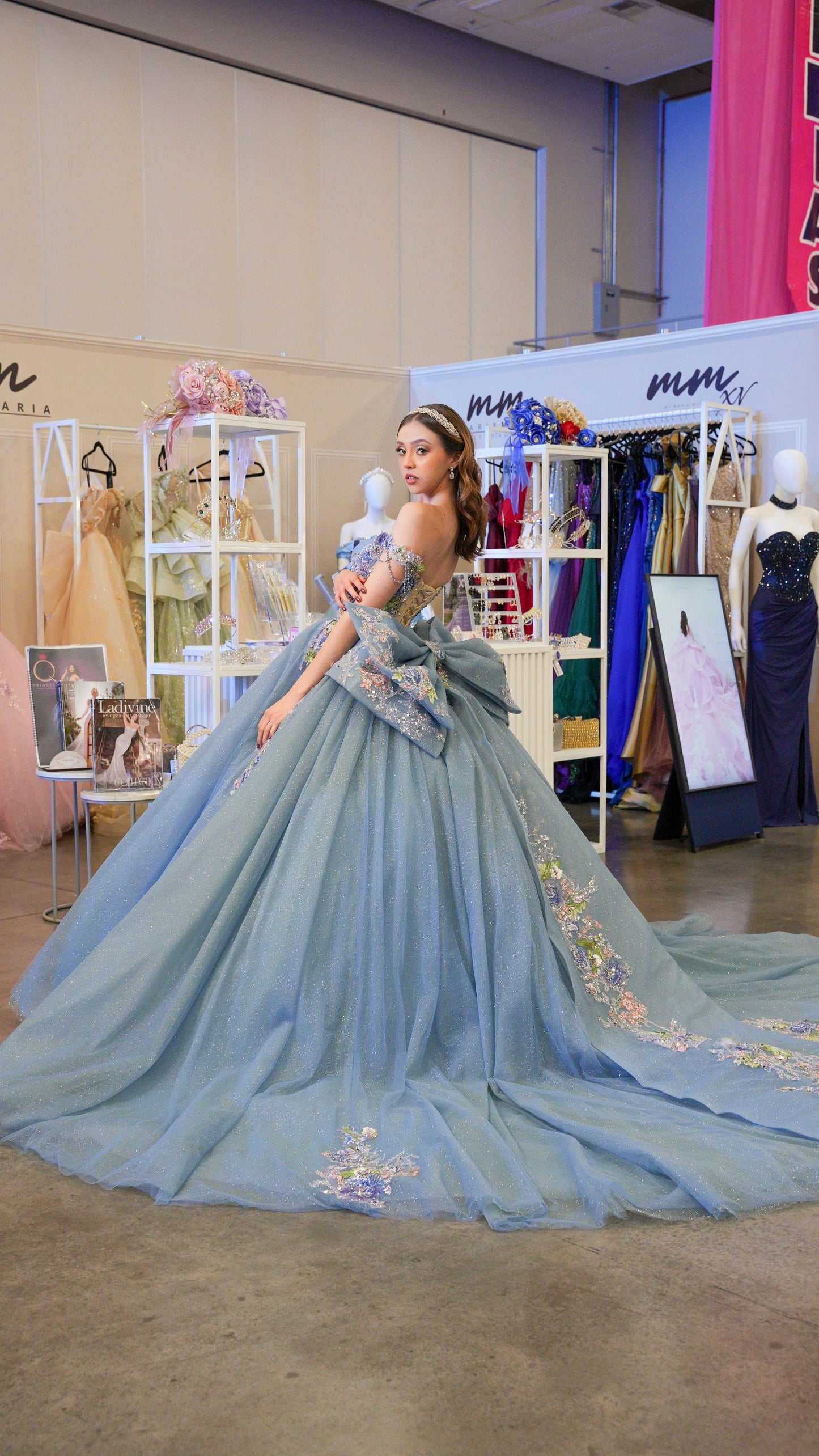 Vestido de XV Años Azul Gris Flores de Pedrería Cadenas en Mangas y Moño