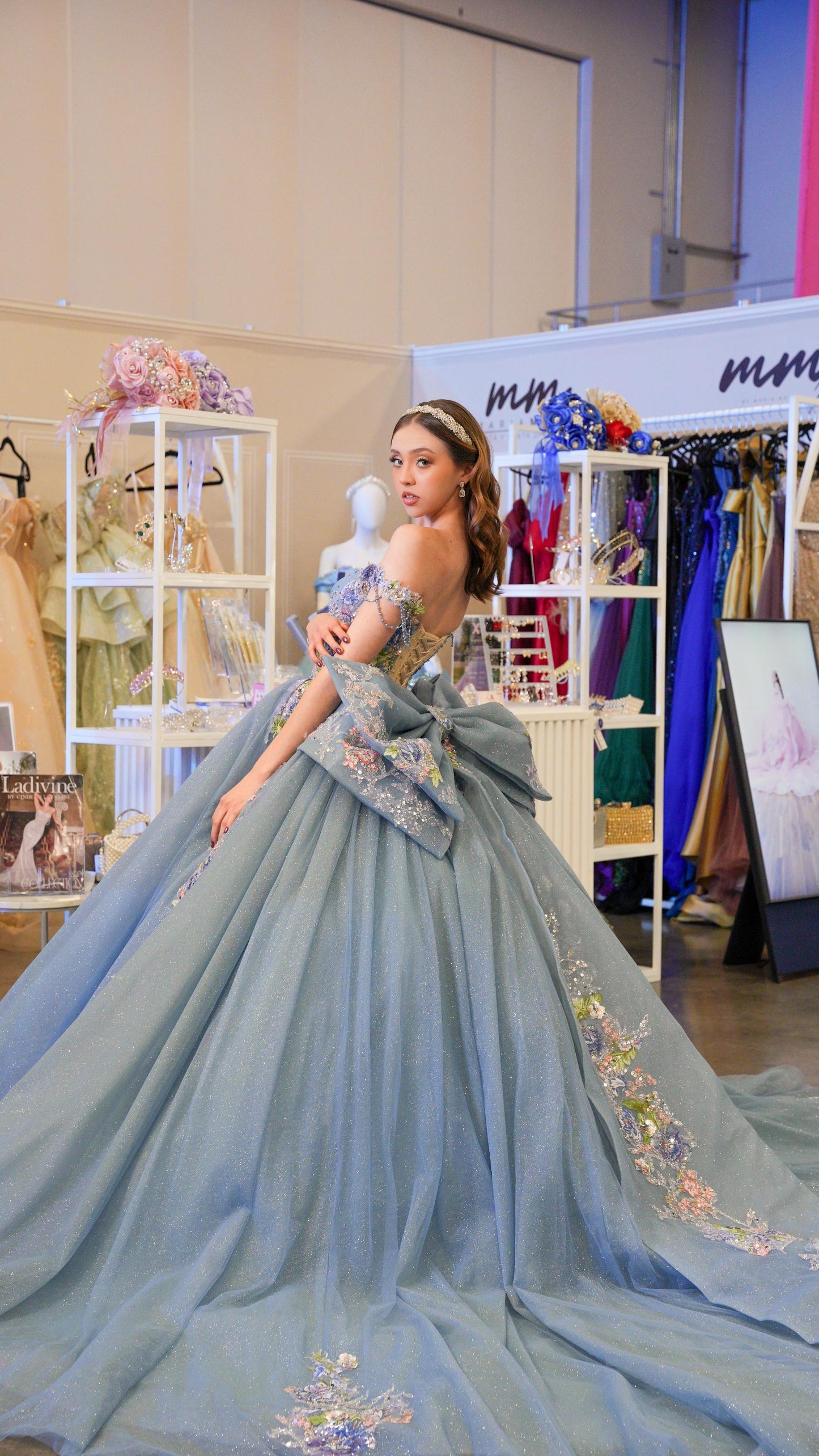Vestido de XV Años Azul Gris Flores de Pedrería Cadenas en Mangas y Moño