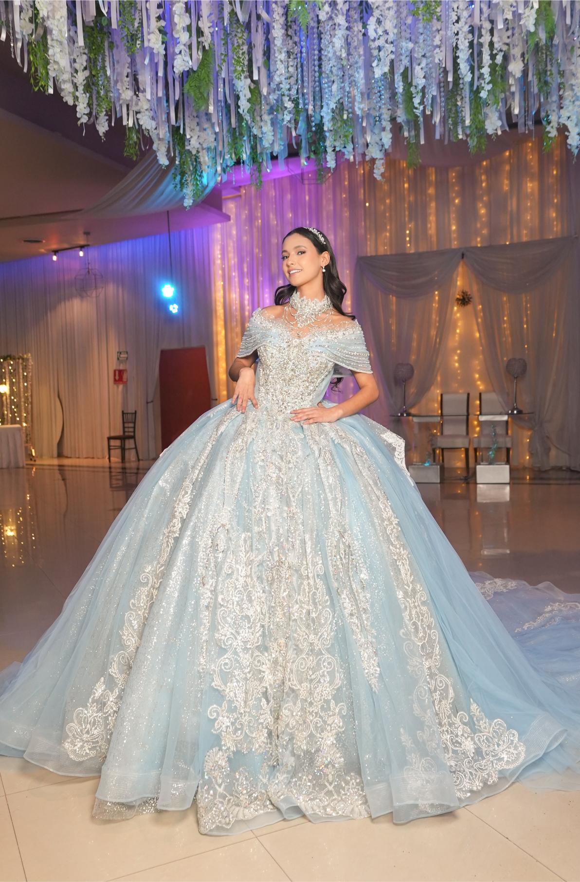 Vestido de XV Años Azul Cielo con Glitter Plateado Cauda con Olan