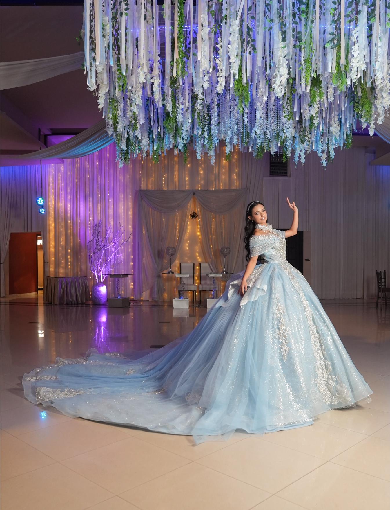 Vestido de XV Años Azul Cielo con Glitter Plateado Cauda con Olan