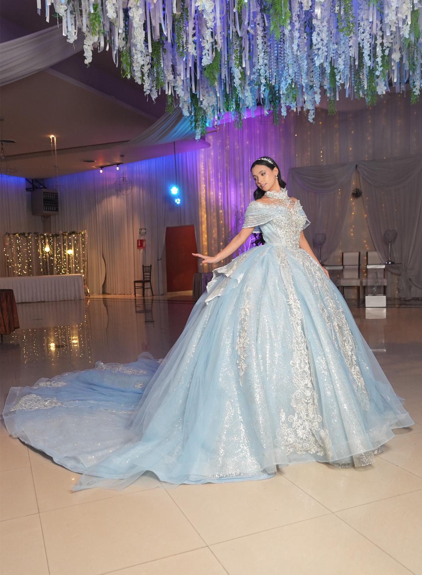 Vestido de XV Años Azul Cielo con Glitter Plateado Cauda con Olan