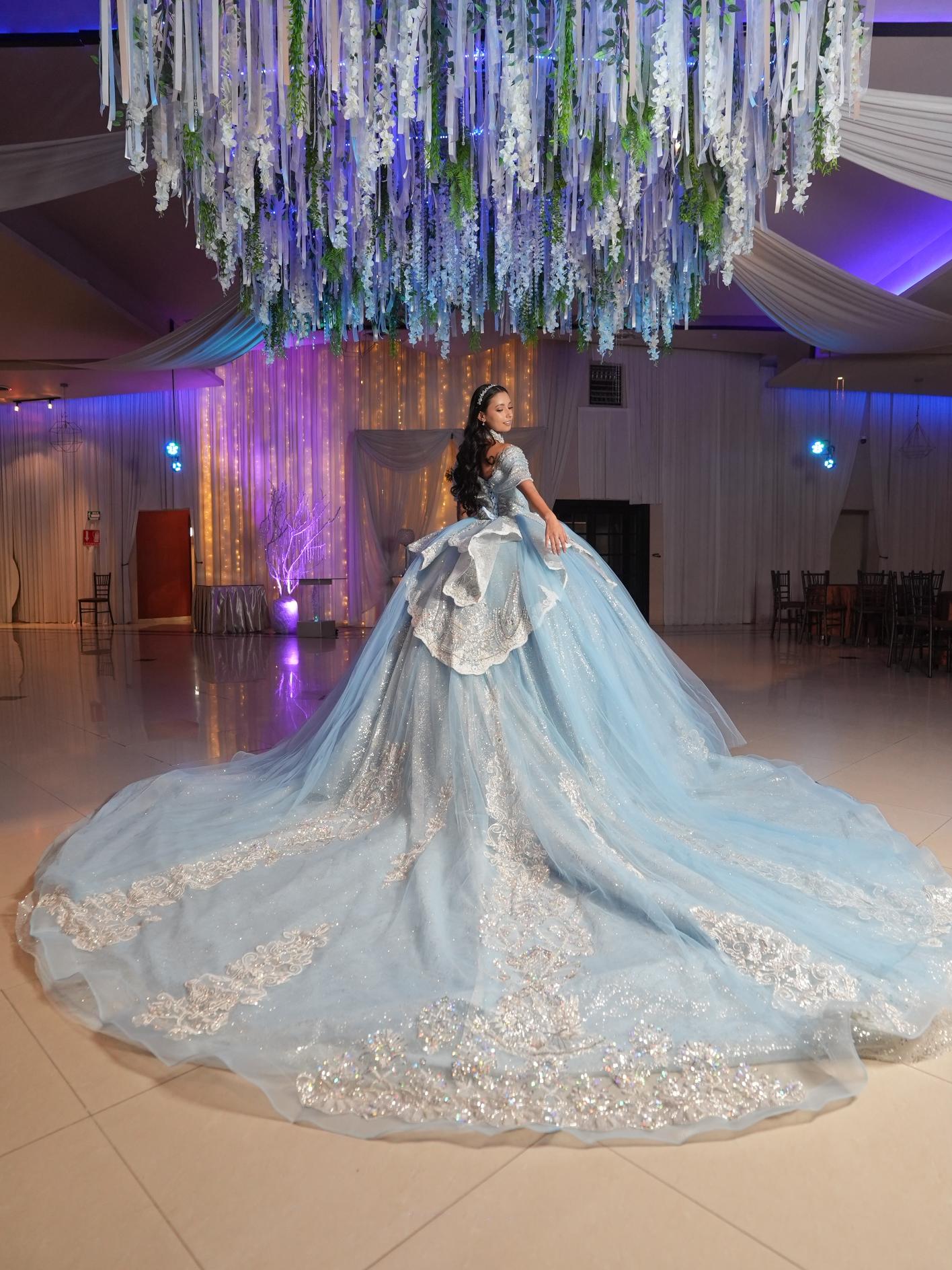 Vestido de XV Años Azul Cielo con Glitter Plateado Cauda con Olan