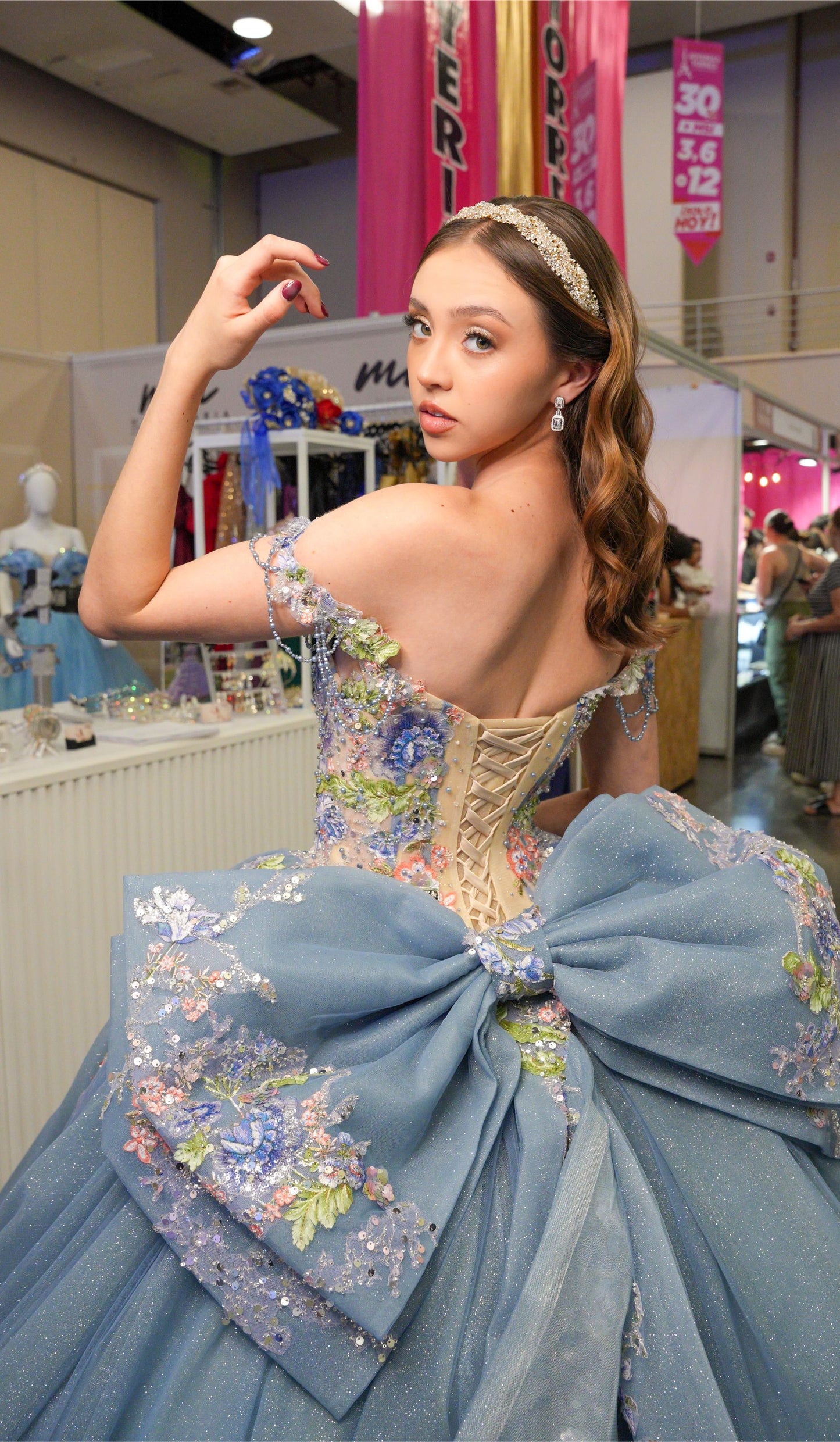 Vestido de XV Años Azul Gris Flores de Pedrería Cadenas en Mangas y Moño