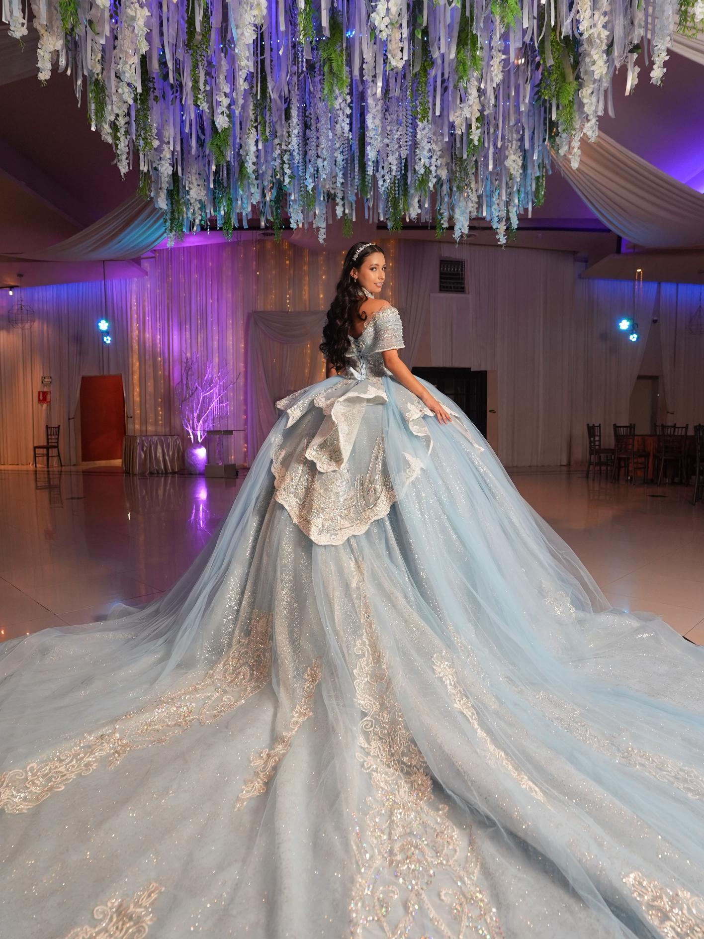 Vestido de XV Años Azul Cielo con Glitter Plateado Cauda con Olan