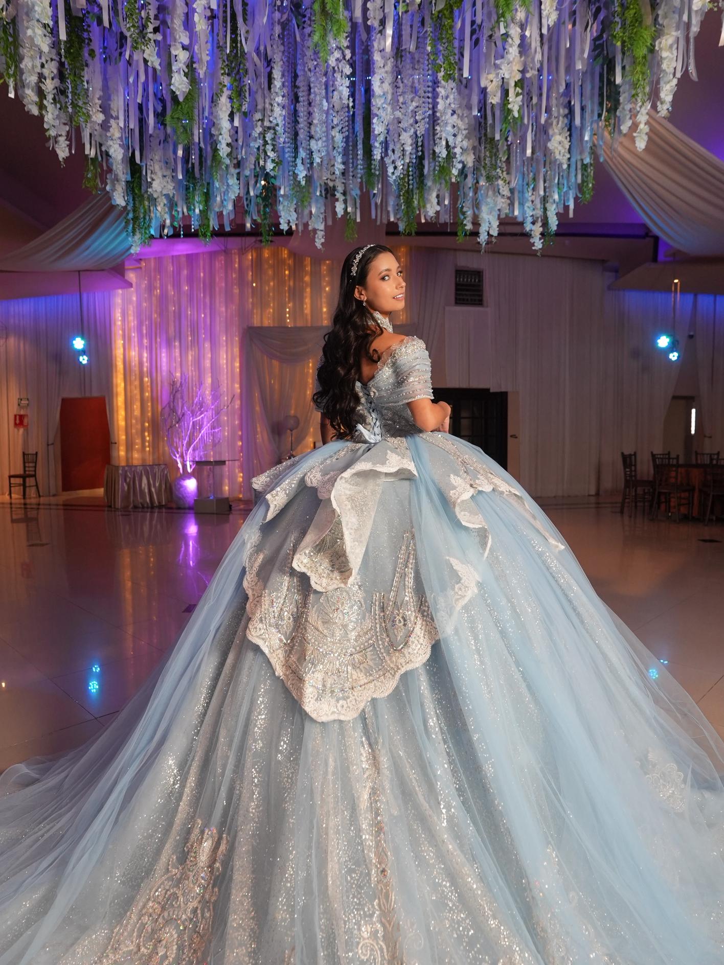 Vestido de XV Años Azul Cielo con Glitter Plateado Cauda con Olan