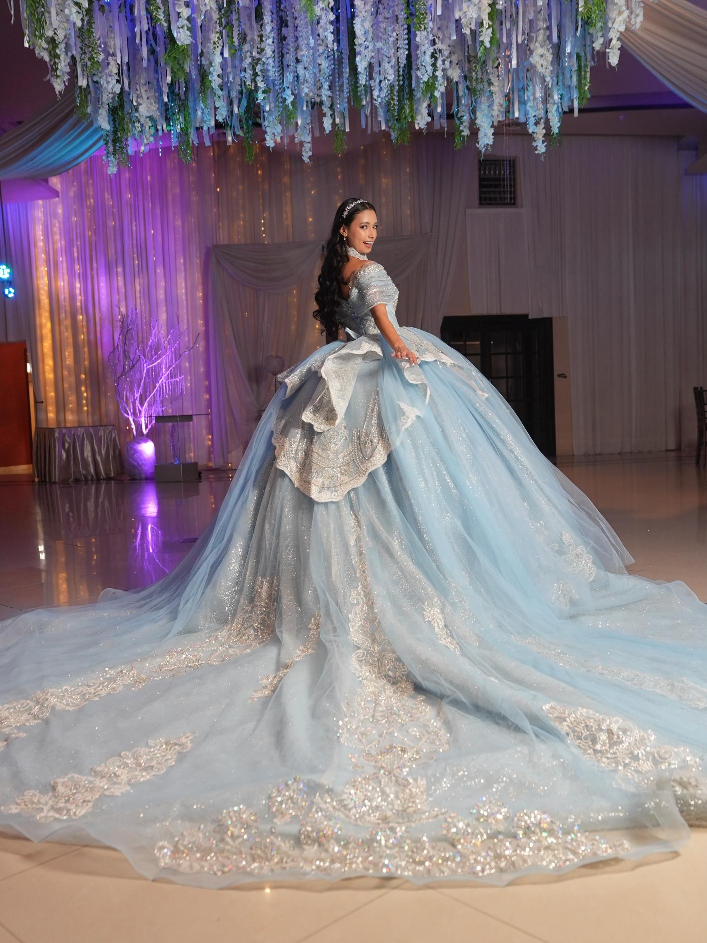 Vestido de XV Años Azul Cielo con Glitter Plateado Cauda con Olan