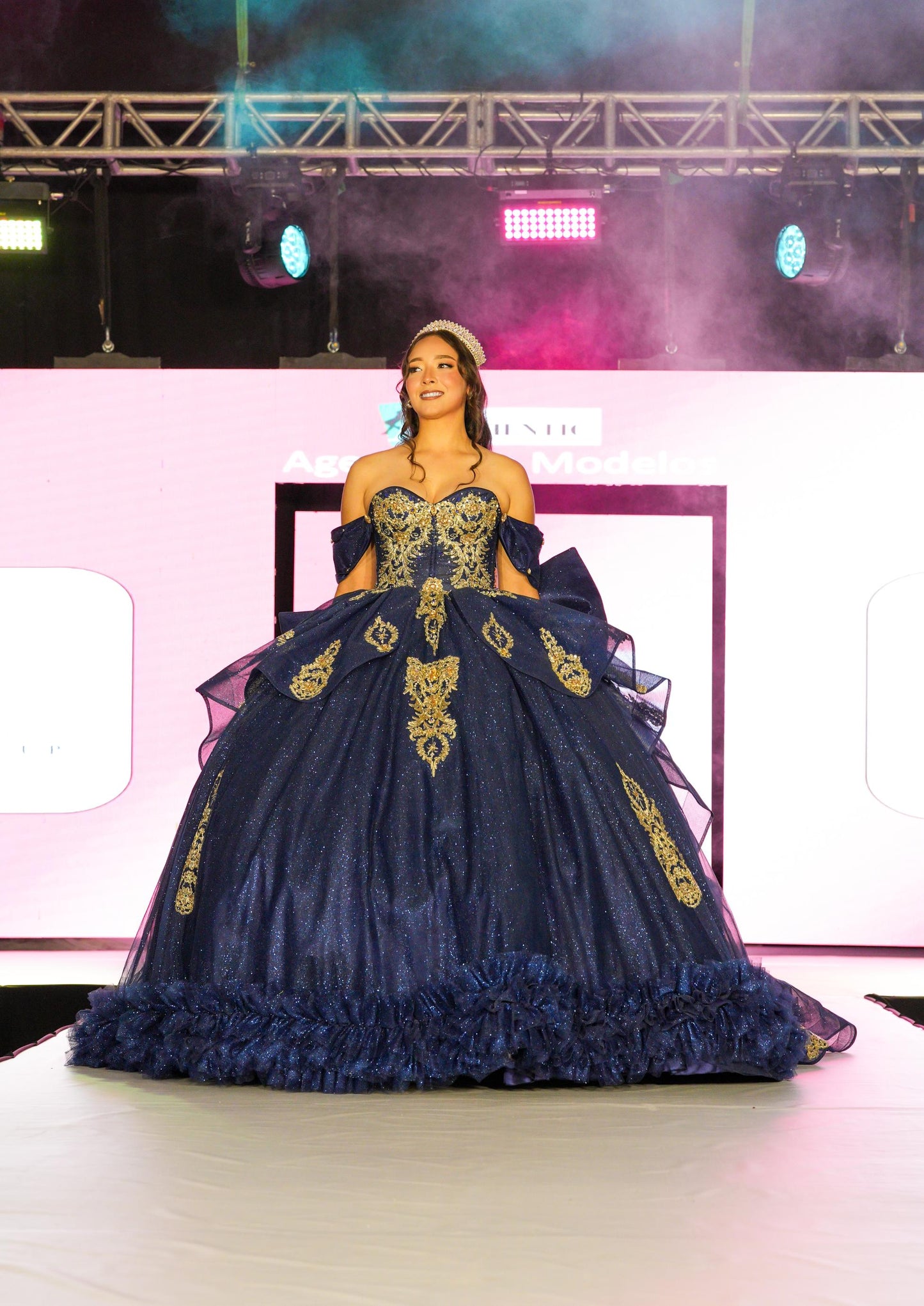 Vestido de XV Años Azul Marino Detalles Dorados con Moño y Tul