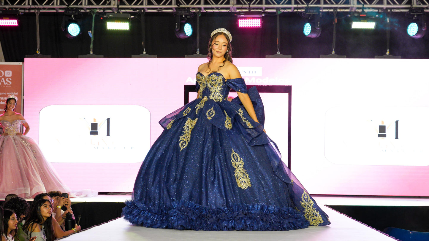 Vestido de XV Años Azul Marino Detalles Dorados con Moño y Tul