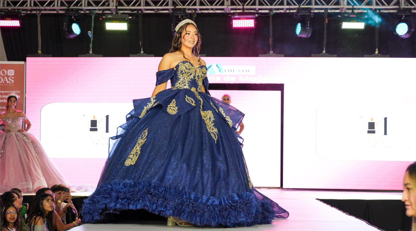 Vestido de XV Años Azul Marino Detalles Dorados con Moño y Tul