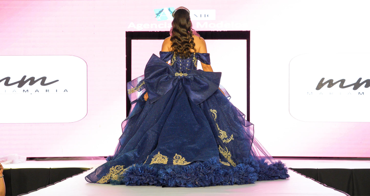 Vestido de XV Años Azul Marino Detalles Dorados con Moño y Tul