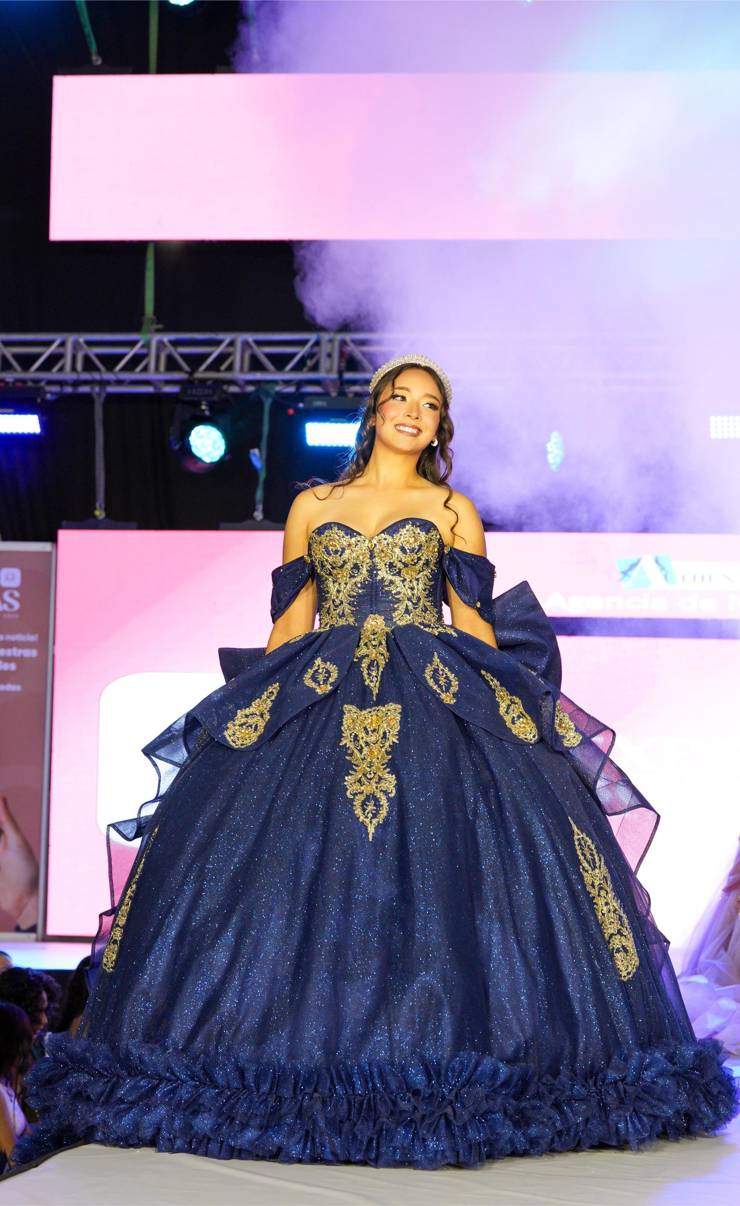 Vestido de XV Años Azul Marino Detalles Dorados con Moño y Tul