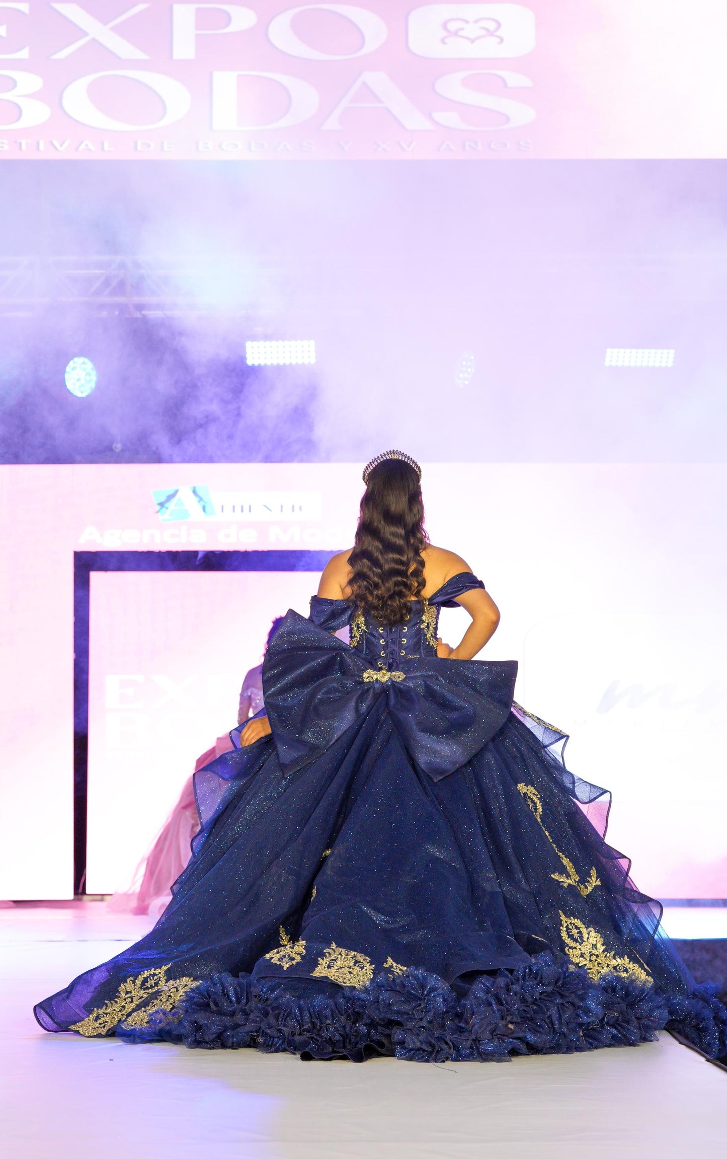 Vestido de XV Años Azul Marino Detalles Dorados con Moño y Tul