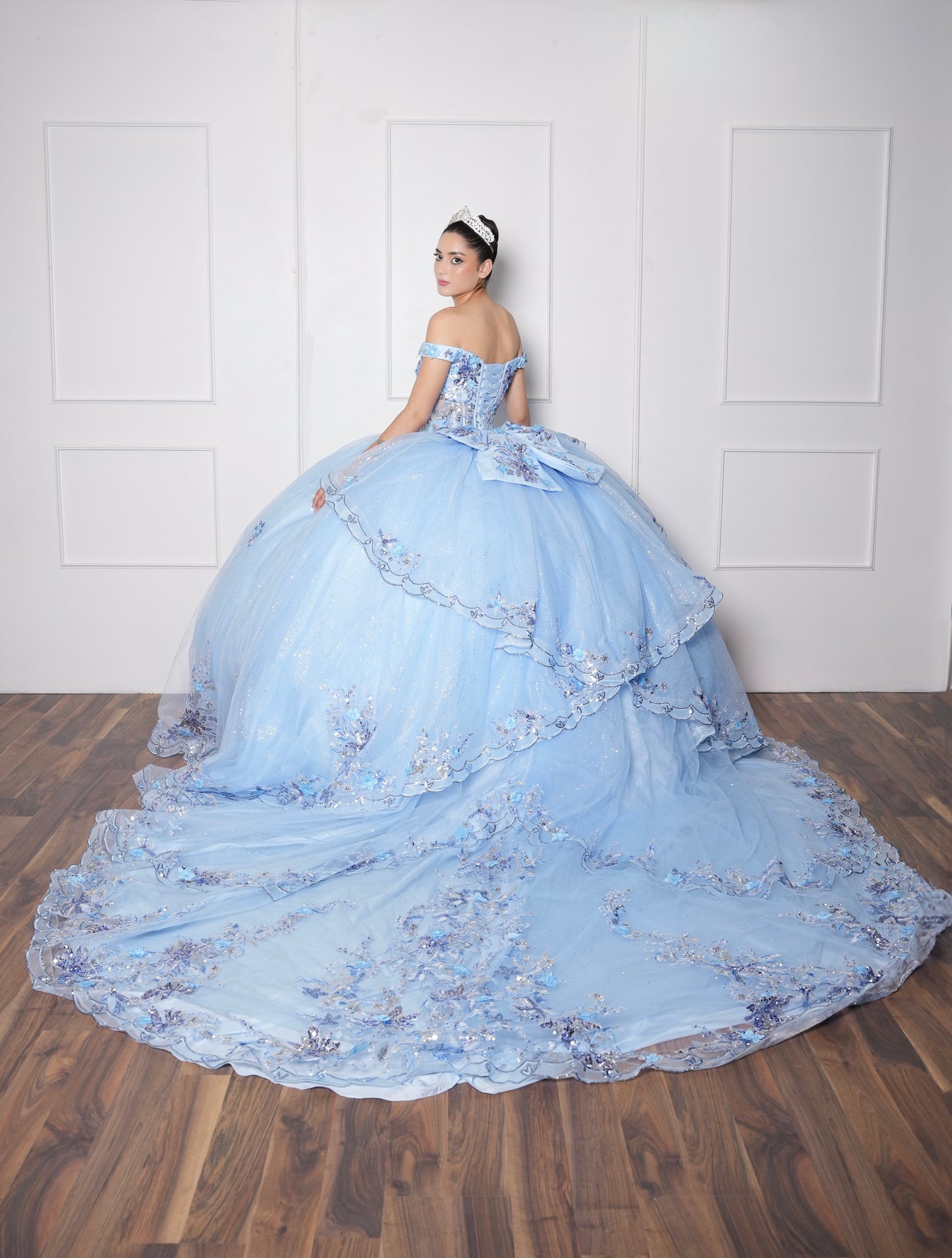 Vestido de XV Años Azul Cielo Flores y Pedrería en Pecho Mangas Campesinas