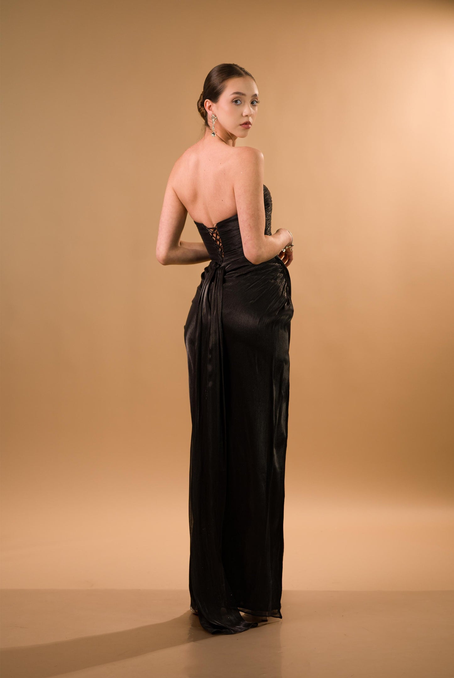 Vestido Negro Tela Brillosa Straple Con Estola