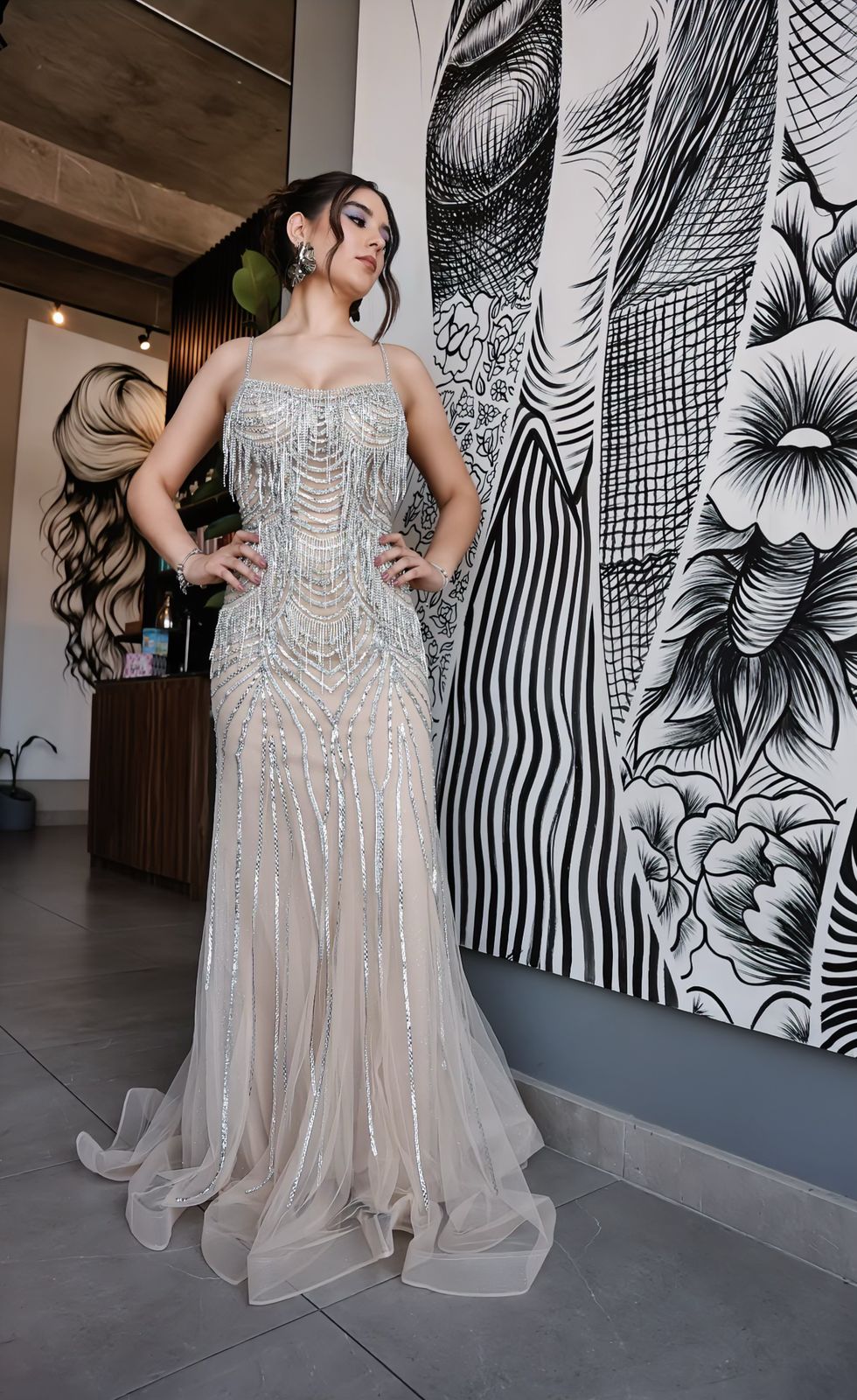 Vestido Beige Con Pedrería Plateada de Corset