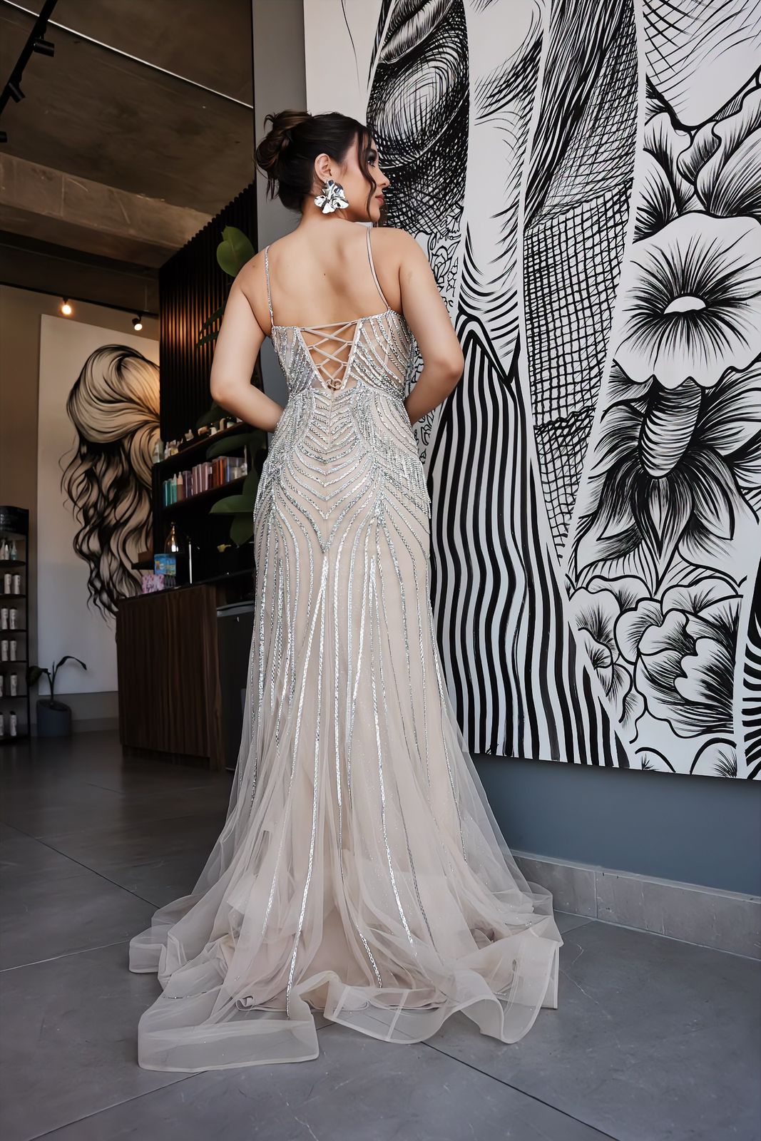 Vestido Beige Con Pedrería Plateada de Corset