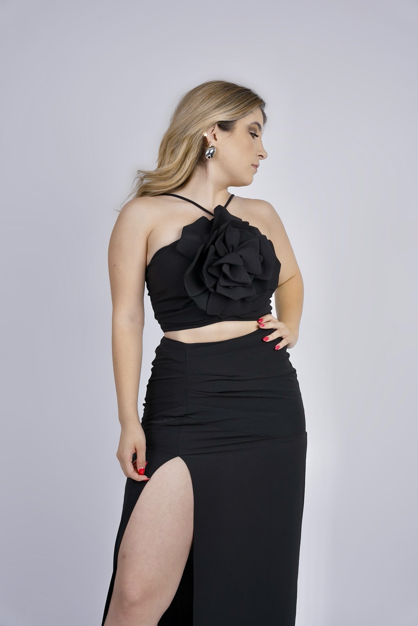 Vestido Negro Tirantes Flor En Pecho