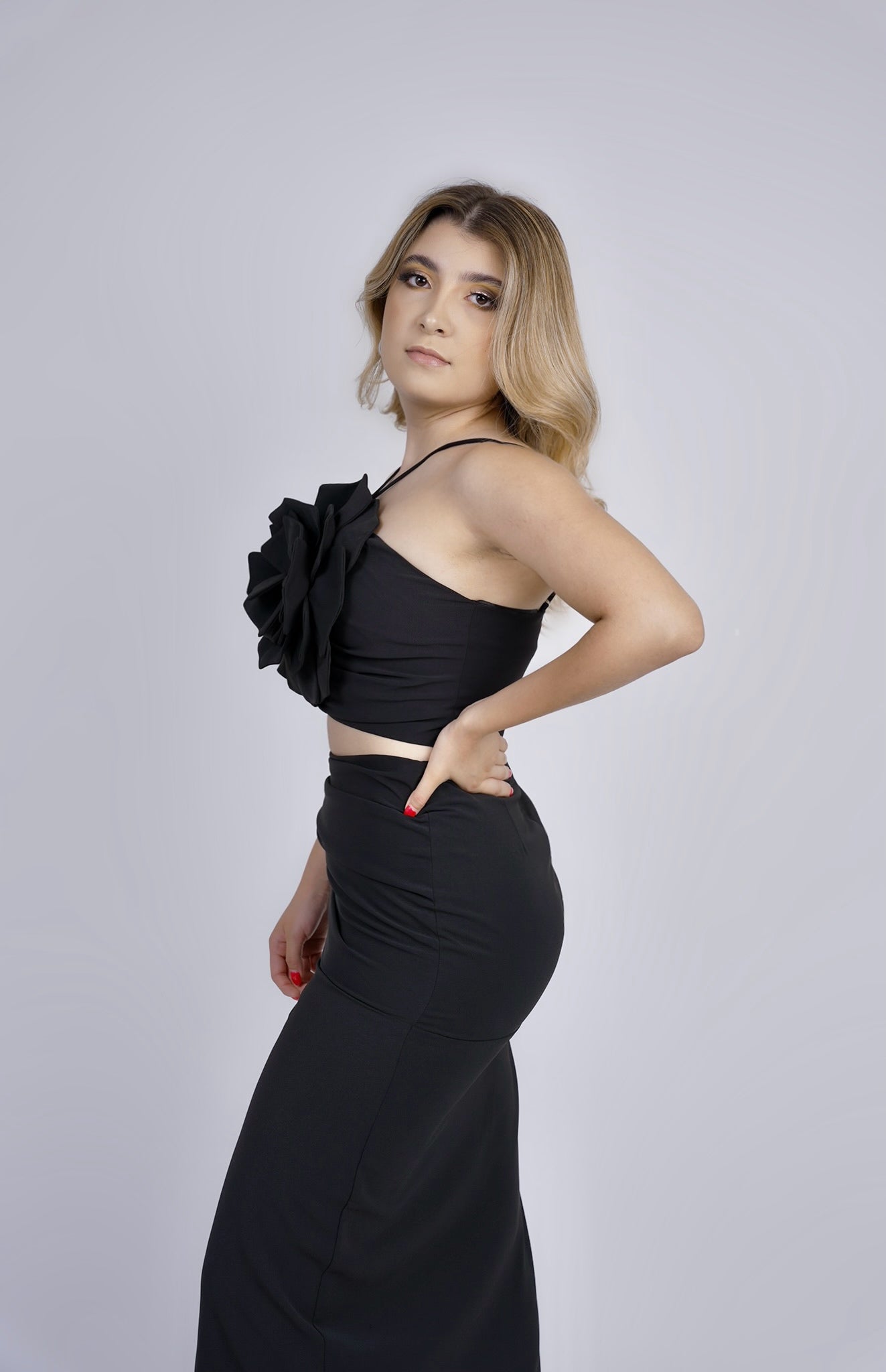 Vestido Negro Tirantes Flor En Pecho