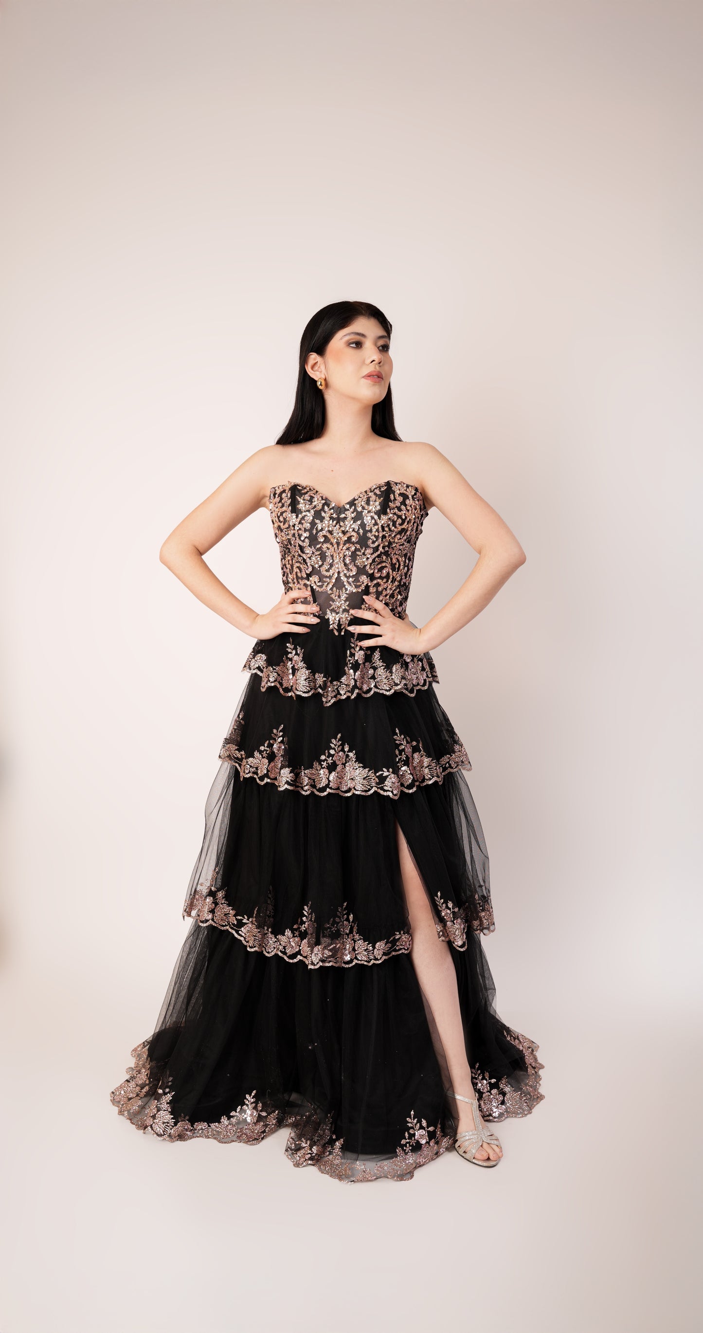 Vestido Negro Strapless Con Aplicaciones Doradas En Corset