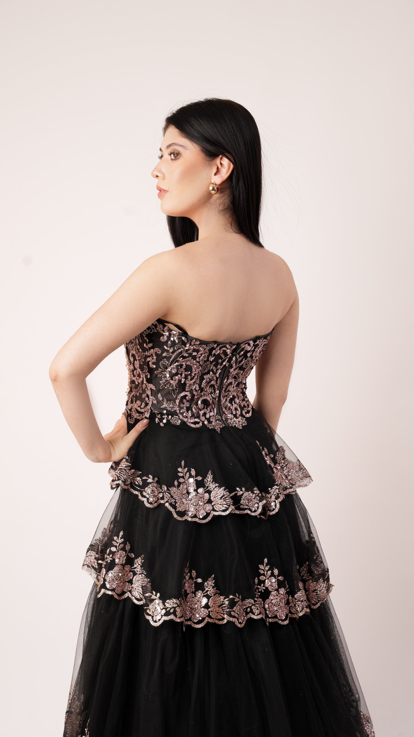 Vestido Negro Strapless Con Aplicaciones Doradas En Corset