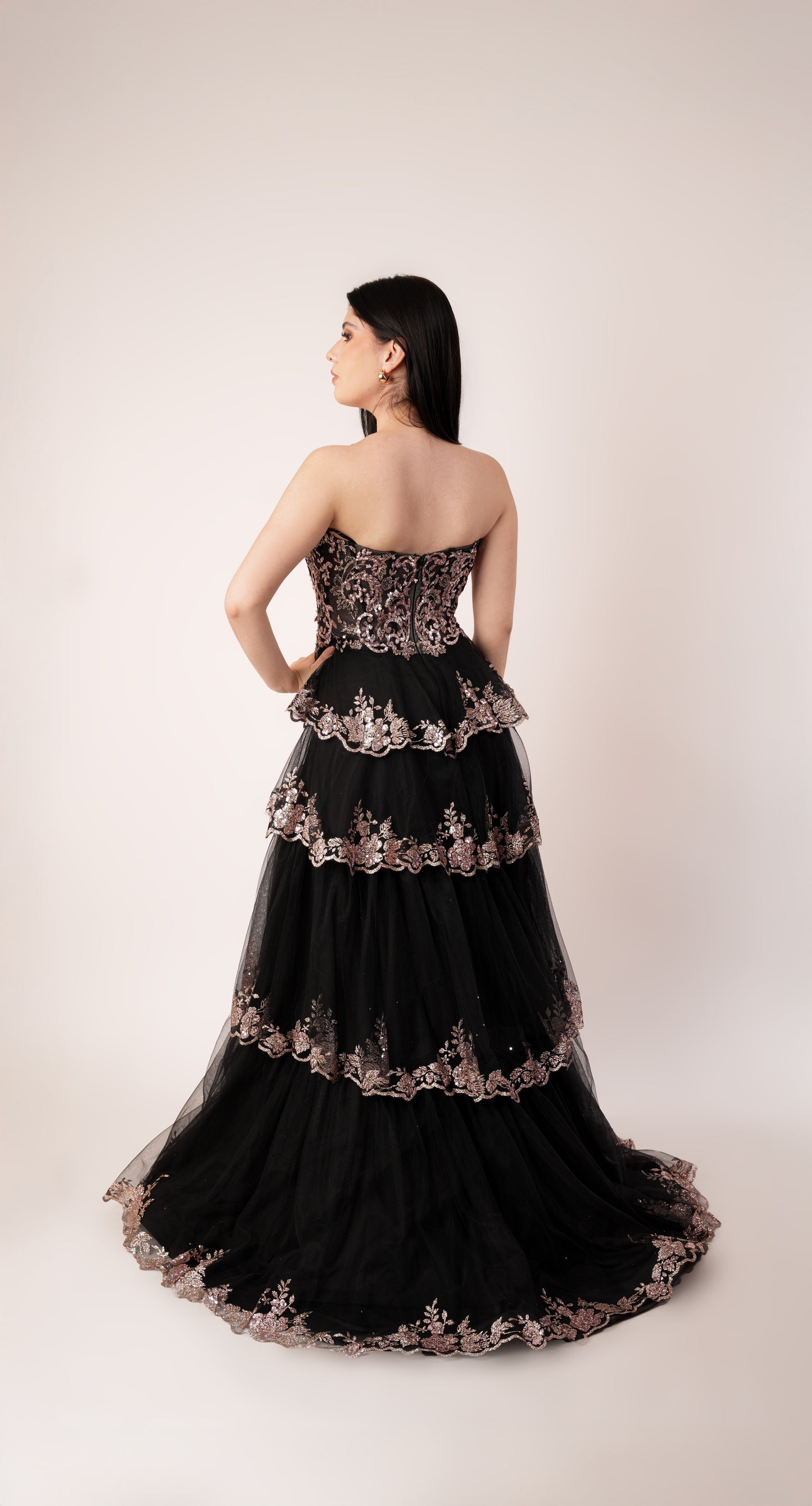 Vestido Negro Strapless Con Aplicaciones Doradas En Corset