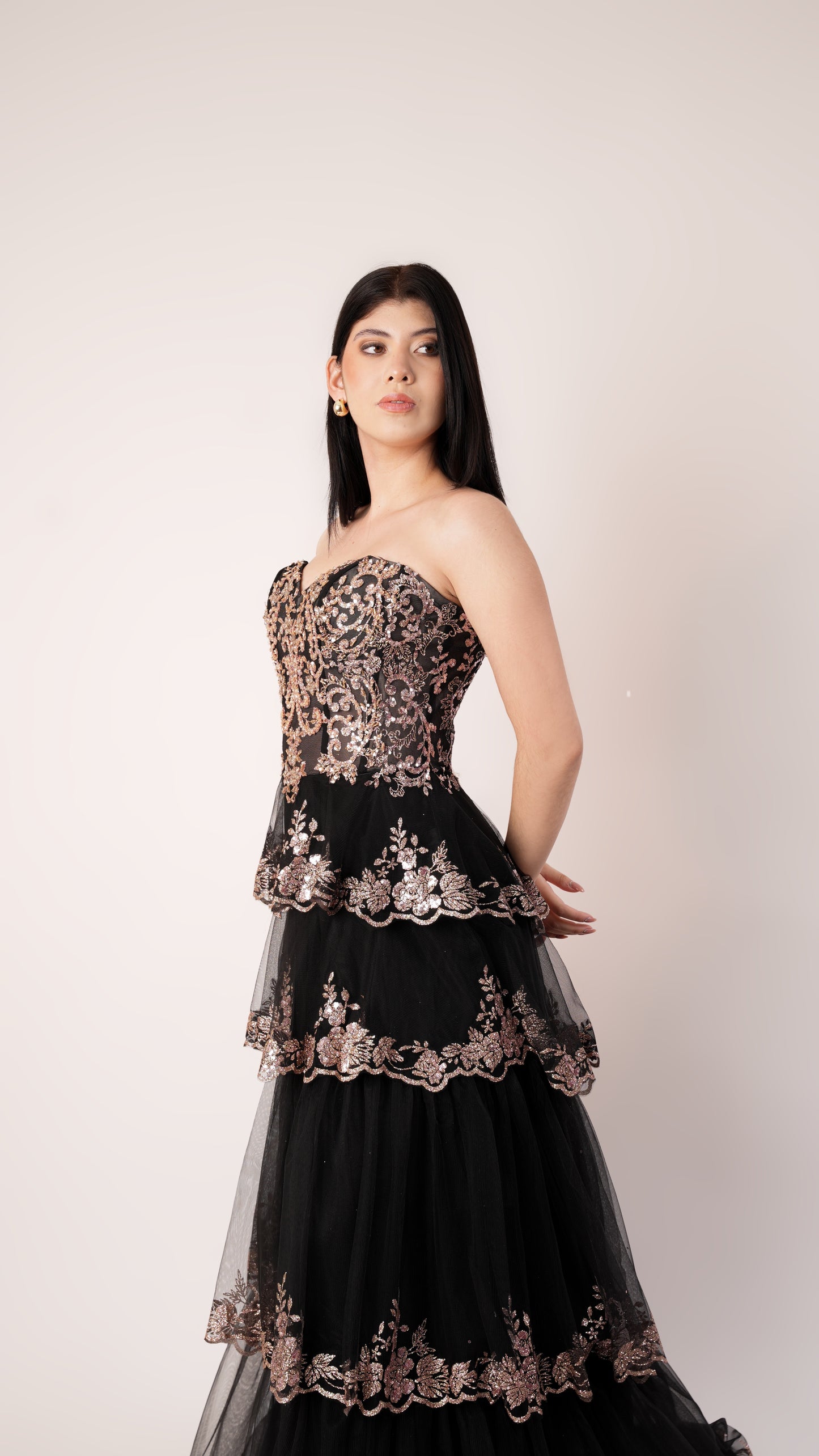 Vestido Negro Strapless Con Aplicaciones Doradas En Corset