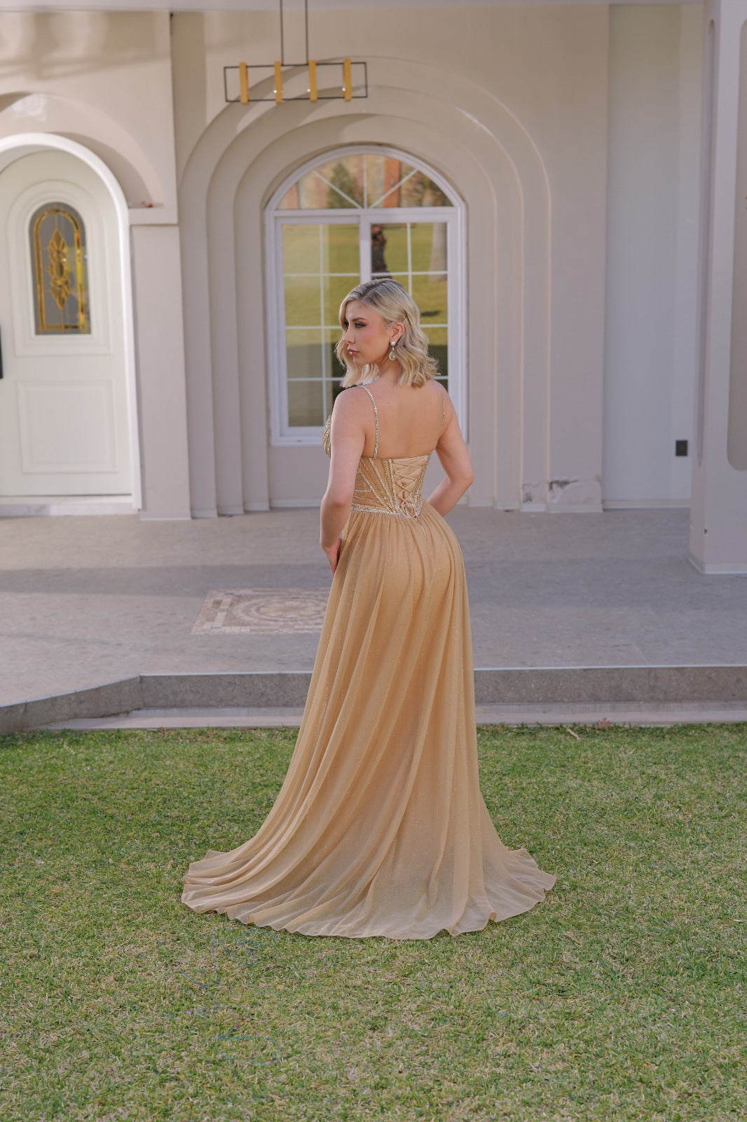 Vestido Dorado Lentejuela con Capa y Tirantes