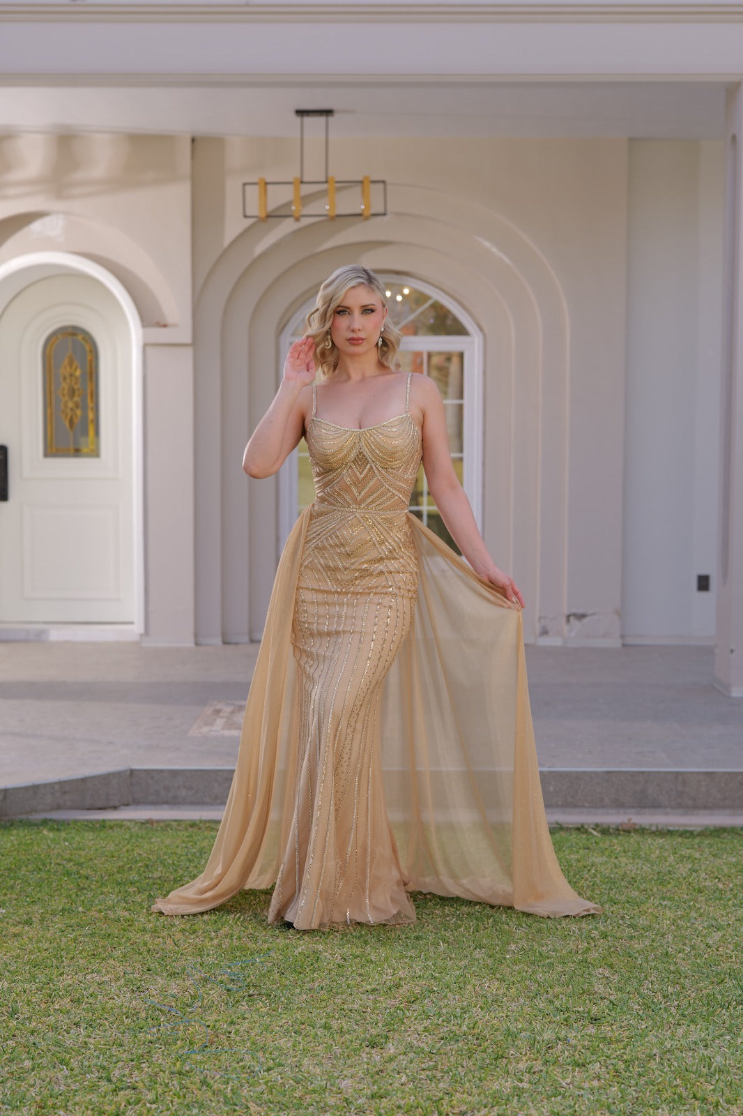 Vestido Dorado Lentejuela con Capa y Tirantes