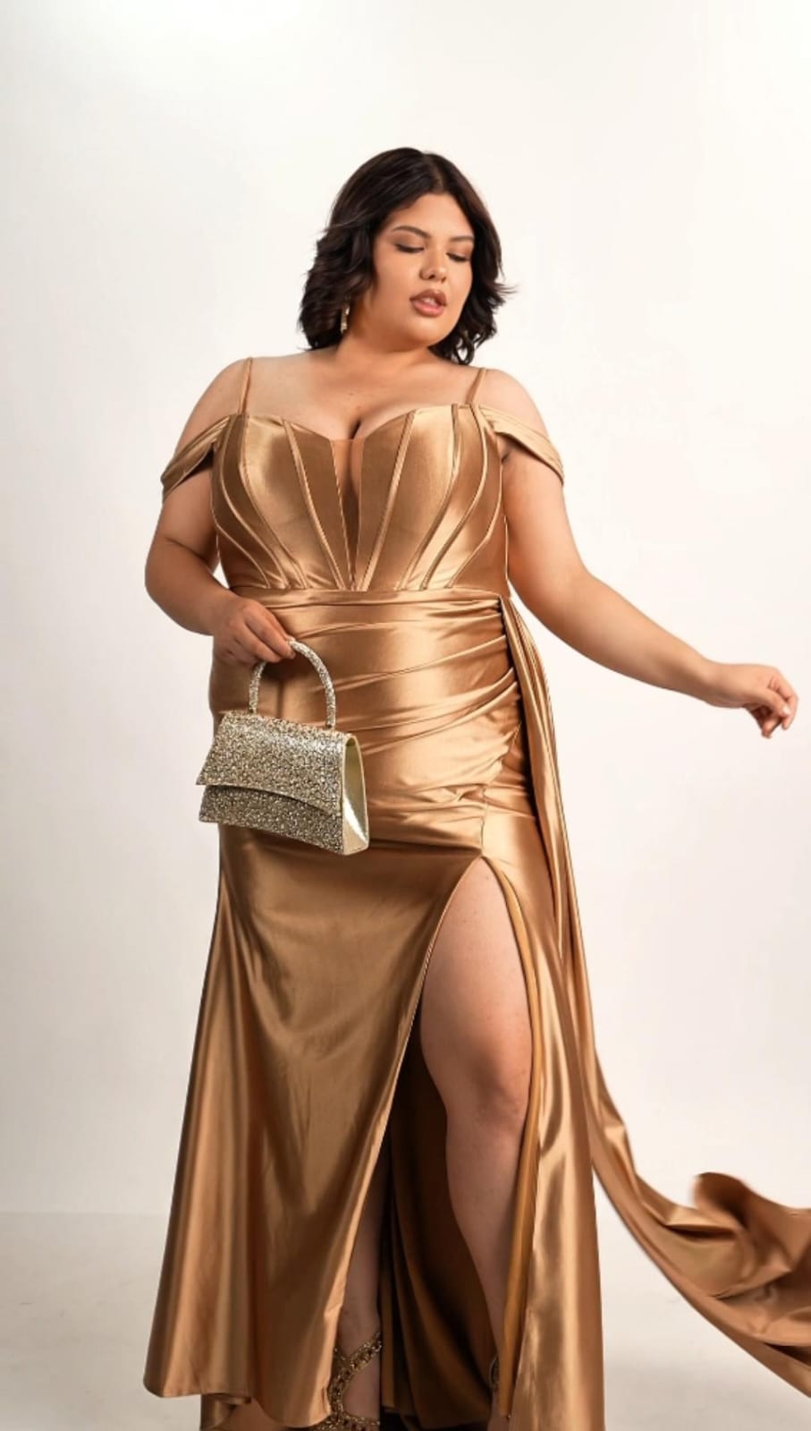 Vestido Dorado Manga Caída Y Tirantes Banda