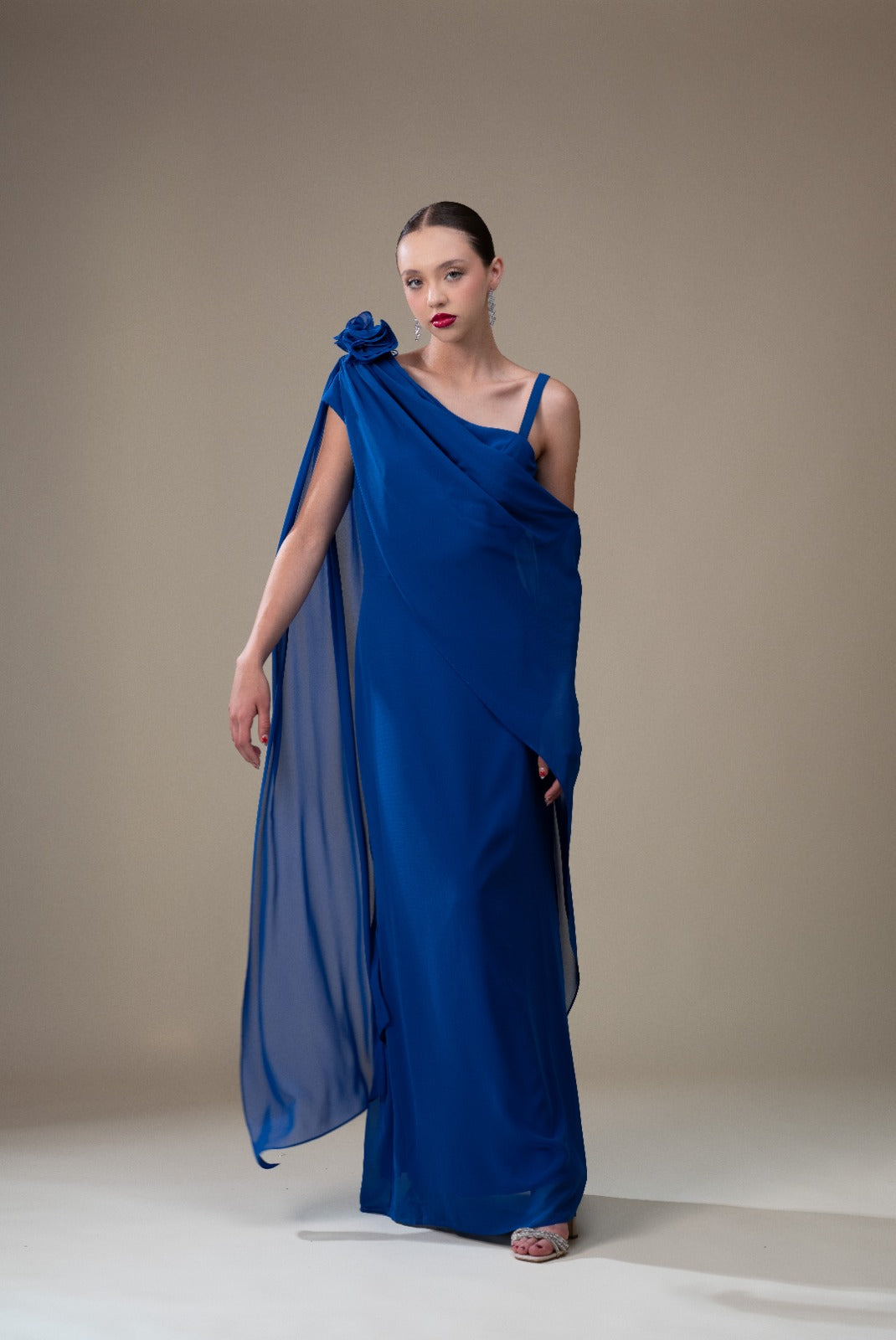Azul Rey Tipo Capa Con Flor En Hombro