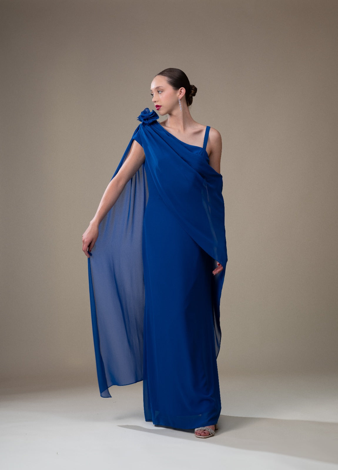 Azul Rey Tipo Capa Con Flor En Hombro