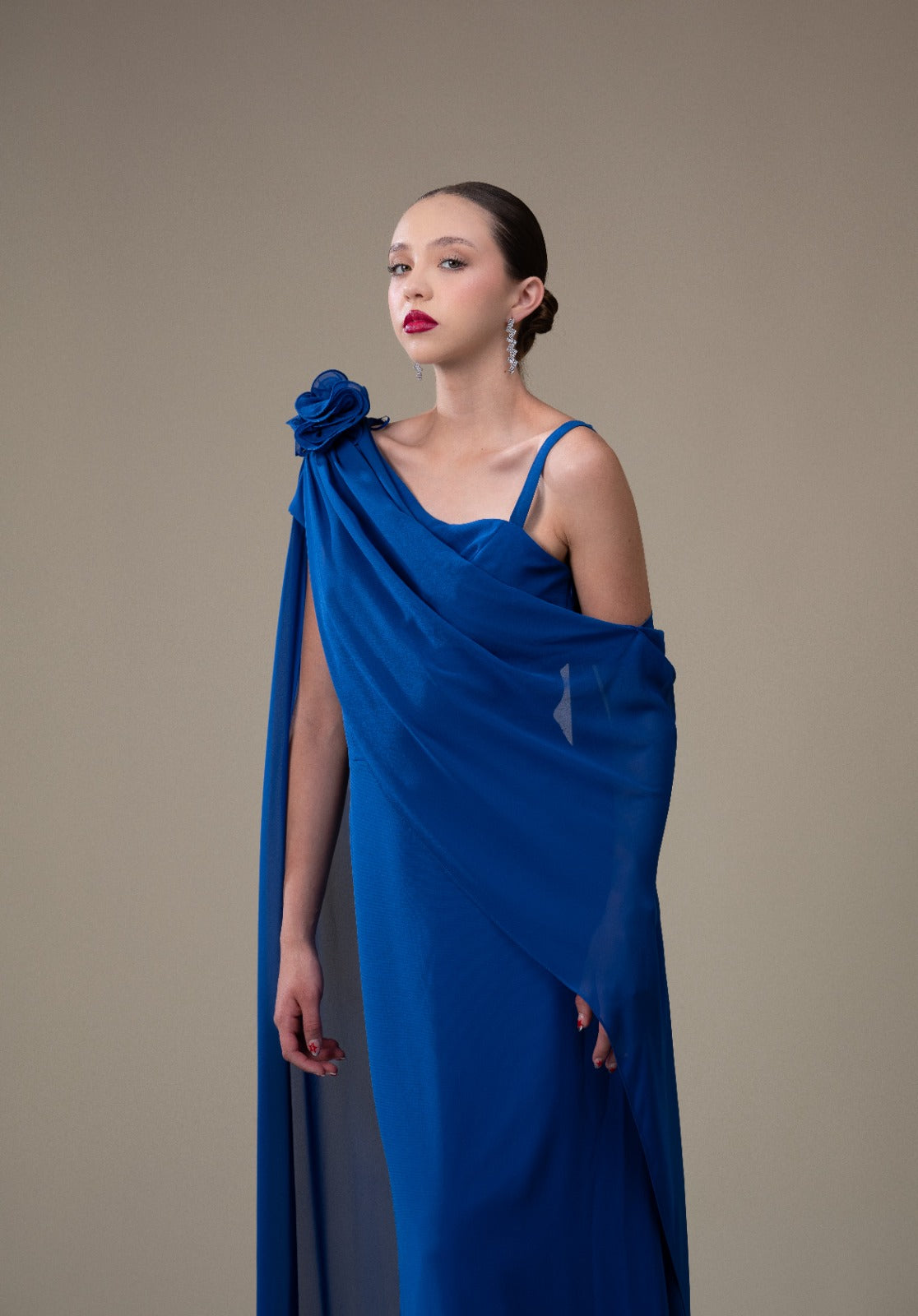 Azul Rey Tipo Capa Con Flor En Hombro