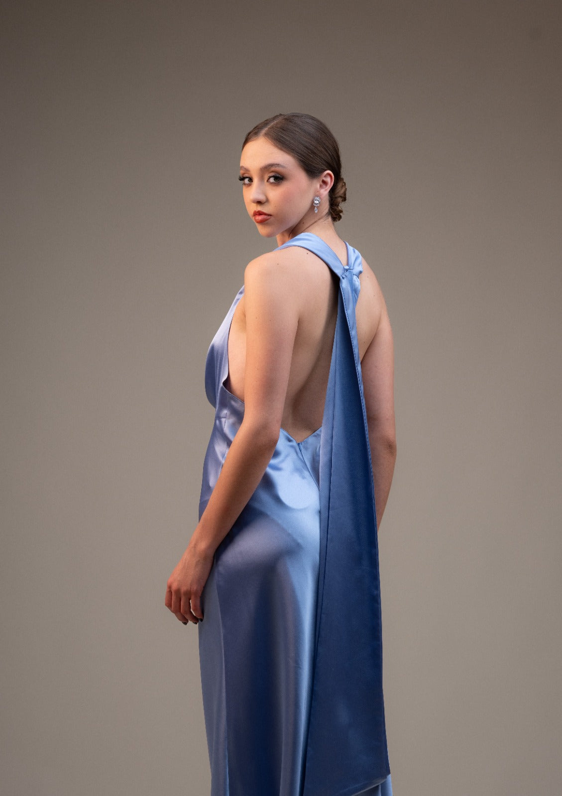 Azul Satin Escote Caido Espalda Descubierta