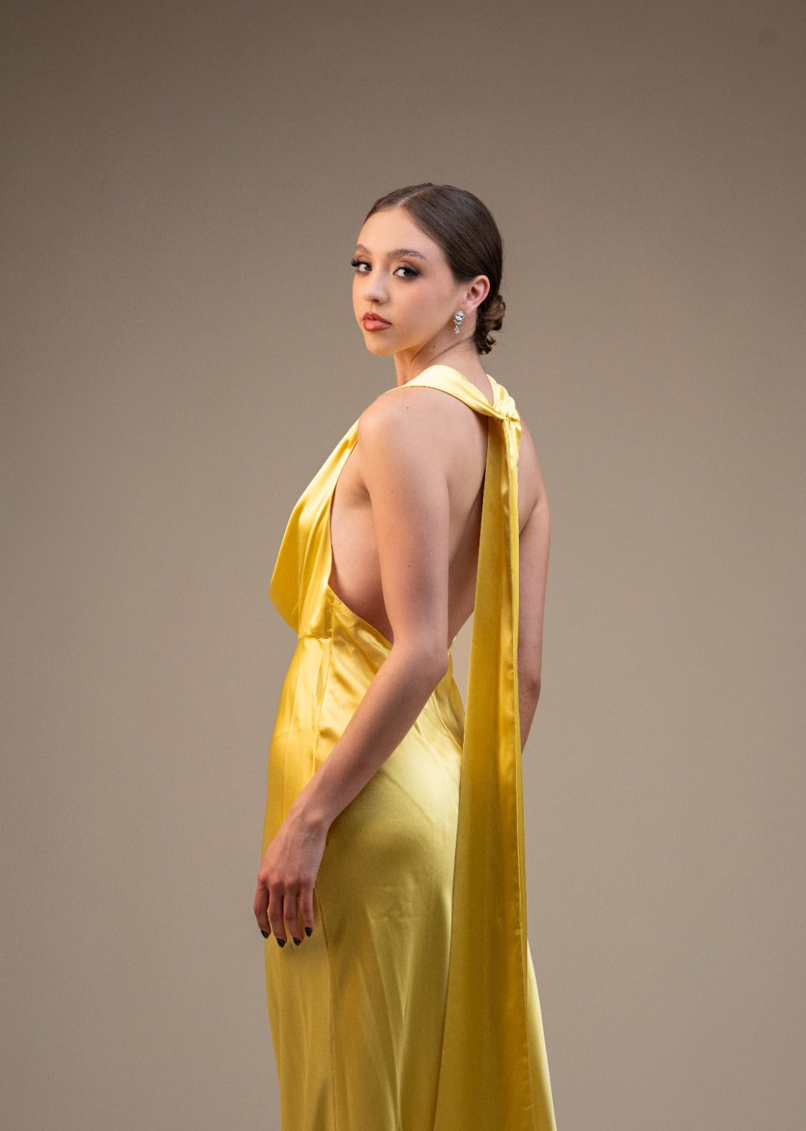 Amarillo Satin Escote Caido Espalda Descubierta