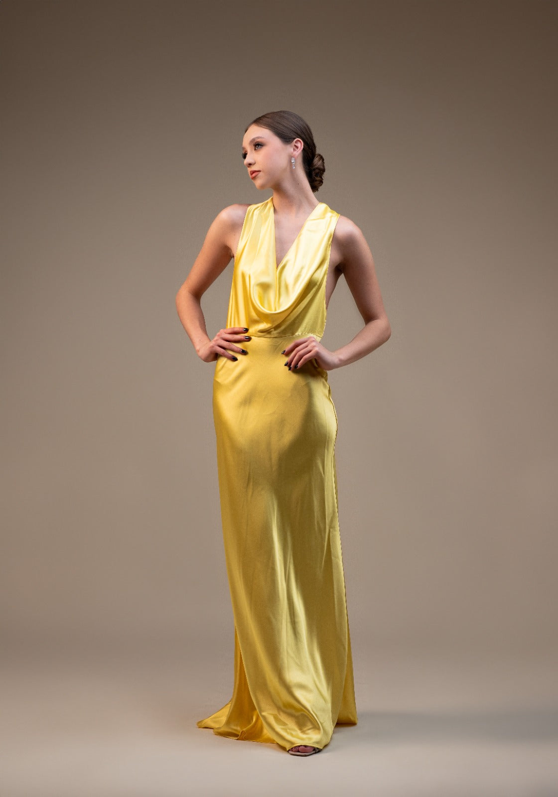 Amarillo Satin Escote Caido Espalda Descubierta