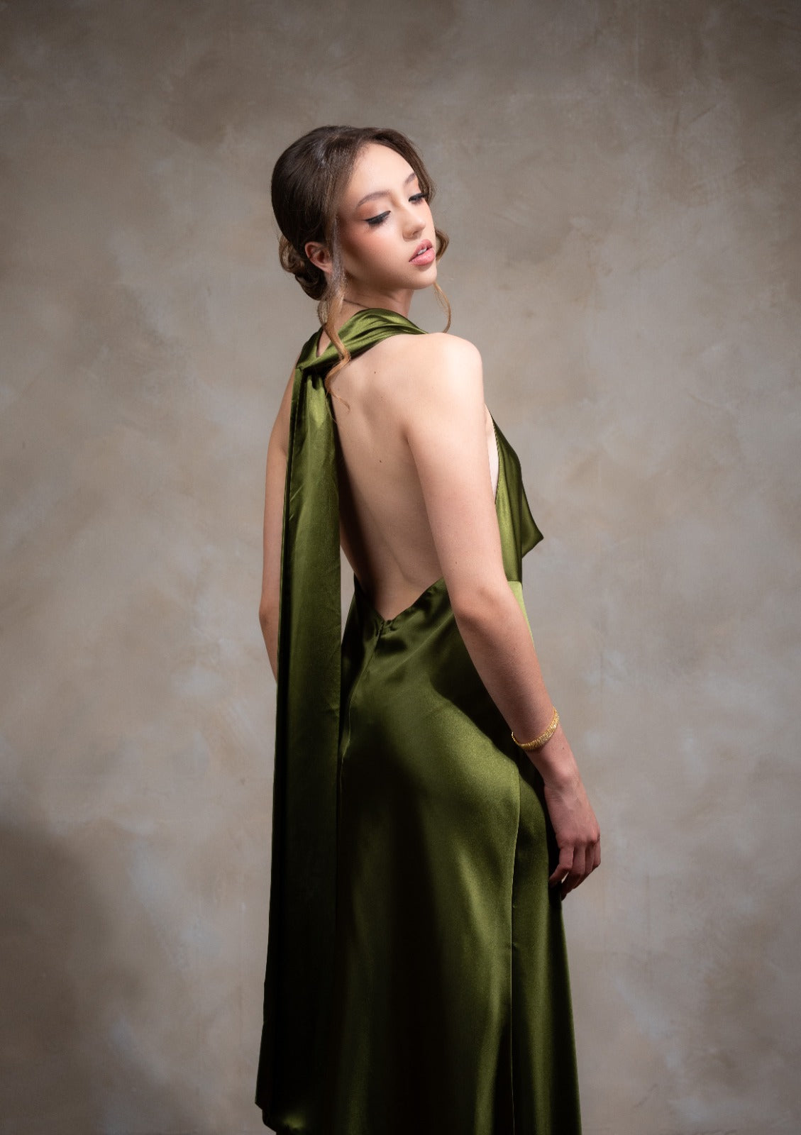 Verde Olivo Satin Escote Caido Espalda Descubierta