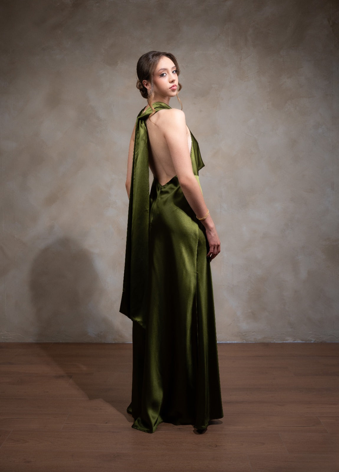 Verde Olivo Satin Escote Caido Espalda Descubierta