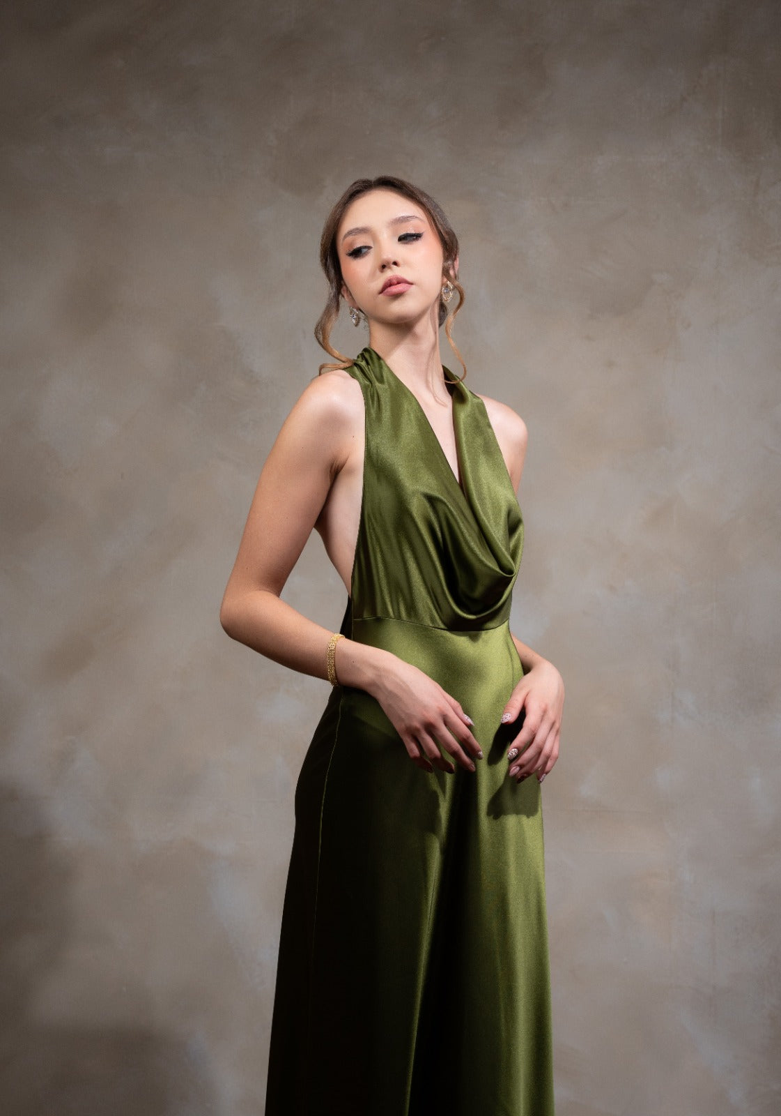 Verde Olivo Satin Escote Caido Espalda Descubierta