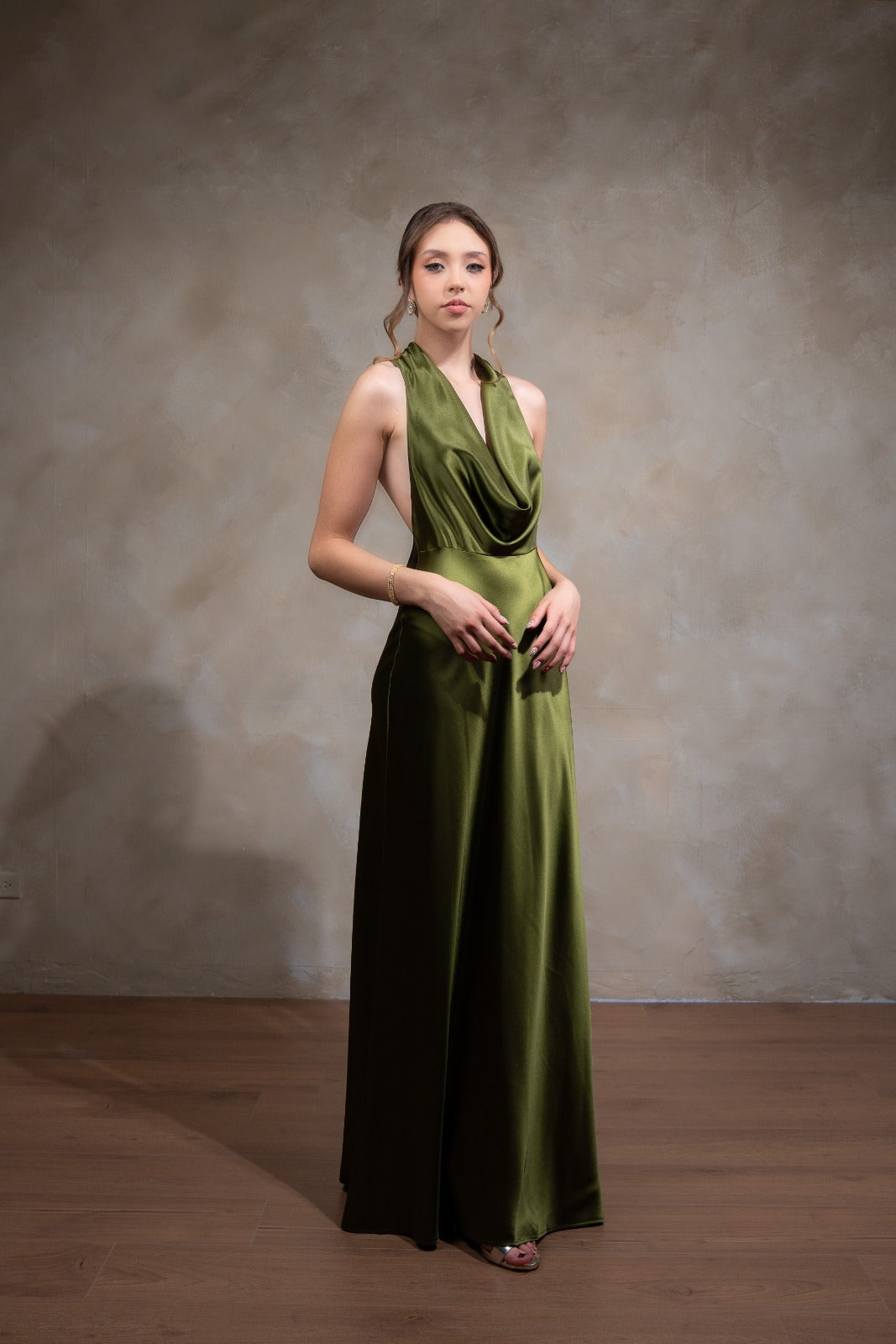 Verde Olivo Satin Escote Caido Espalda Descubierta