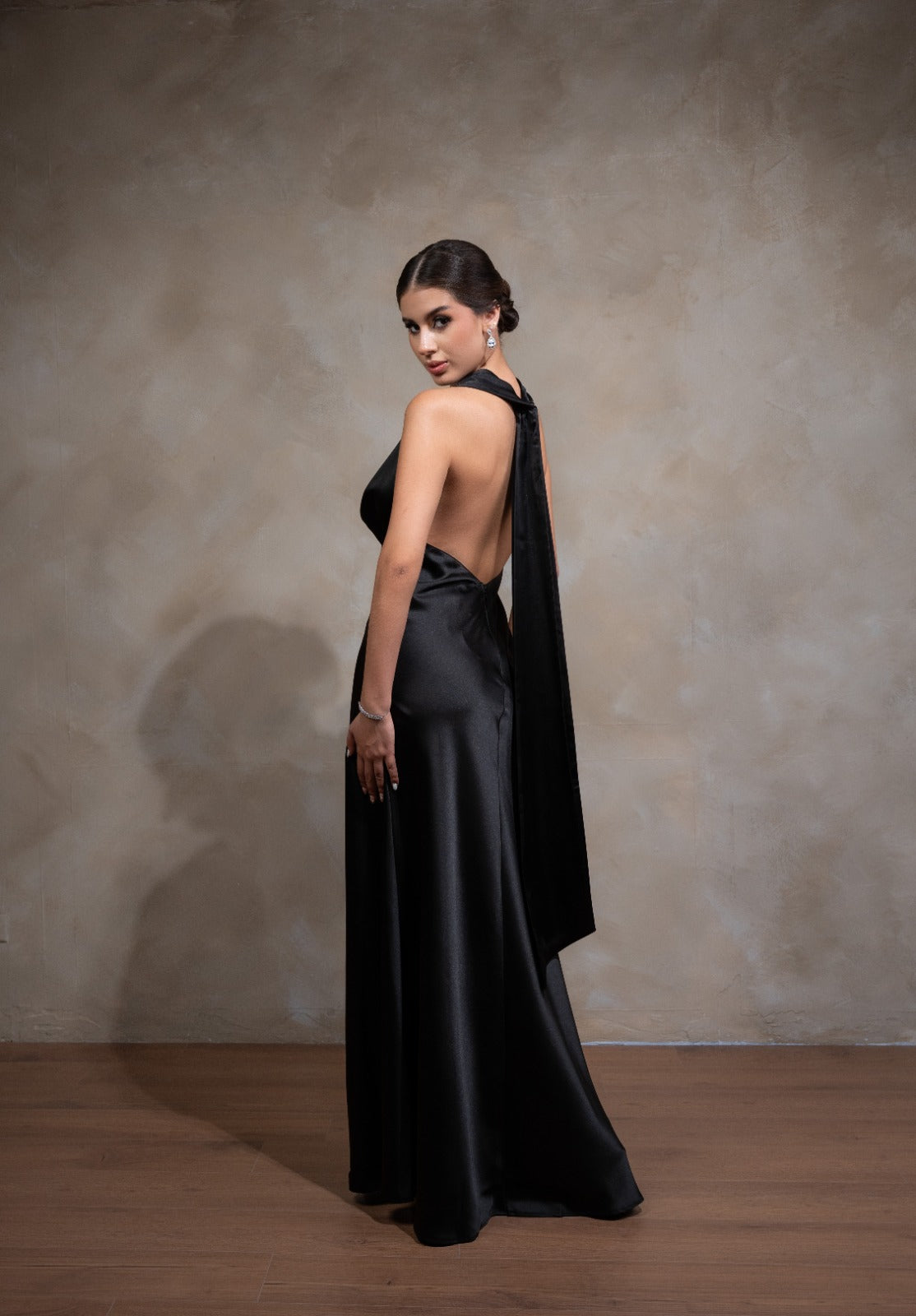 Negro Satin Escote Caido Espalda Descubierta
