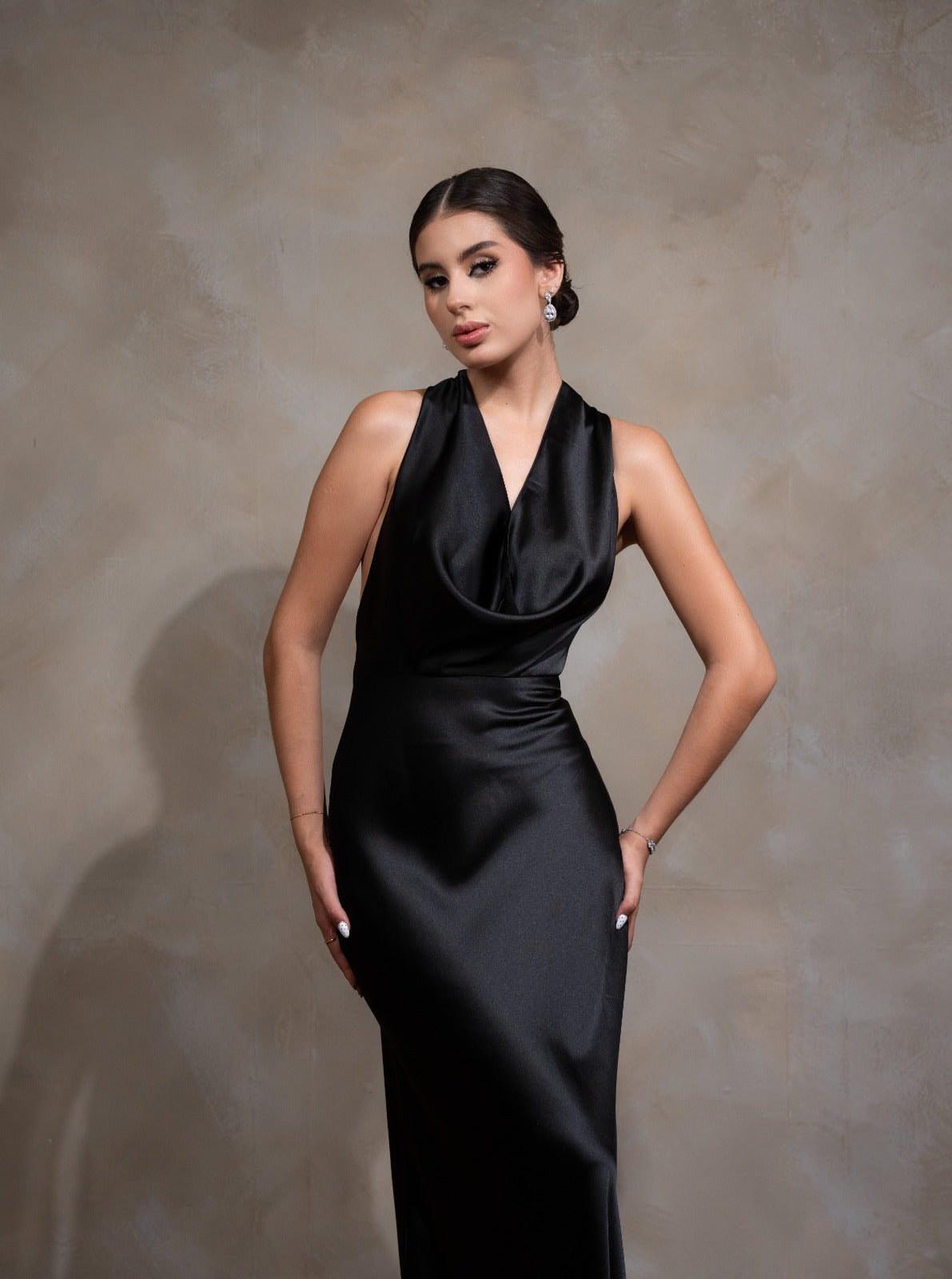 Negro Satin Escote Caido Espalda Descubierta