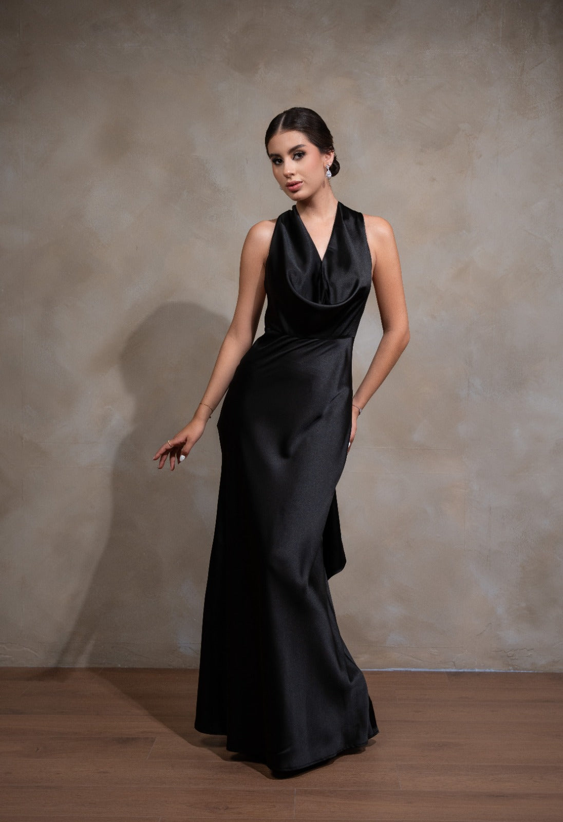 Negro Satin Escote Caido Espalda Descubierta