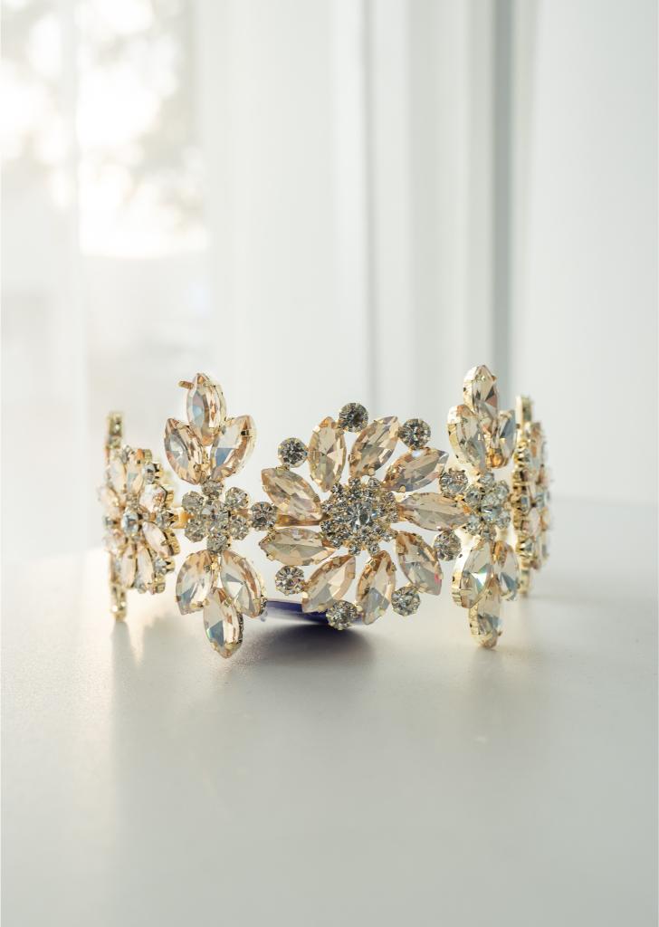 Tiara 70