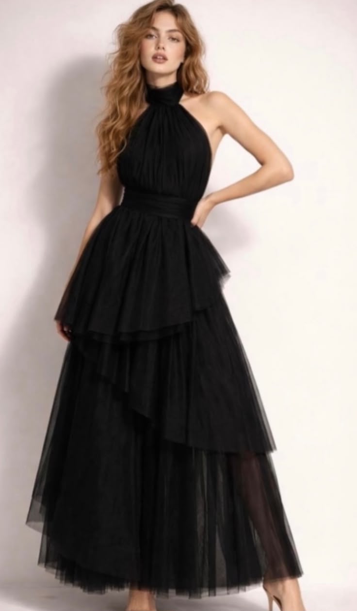 Vestido Negro Con Olanes Cuello Halter