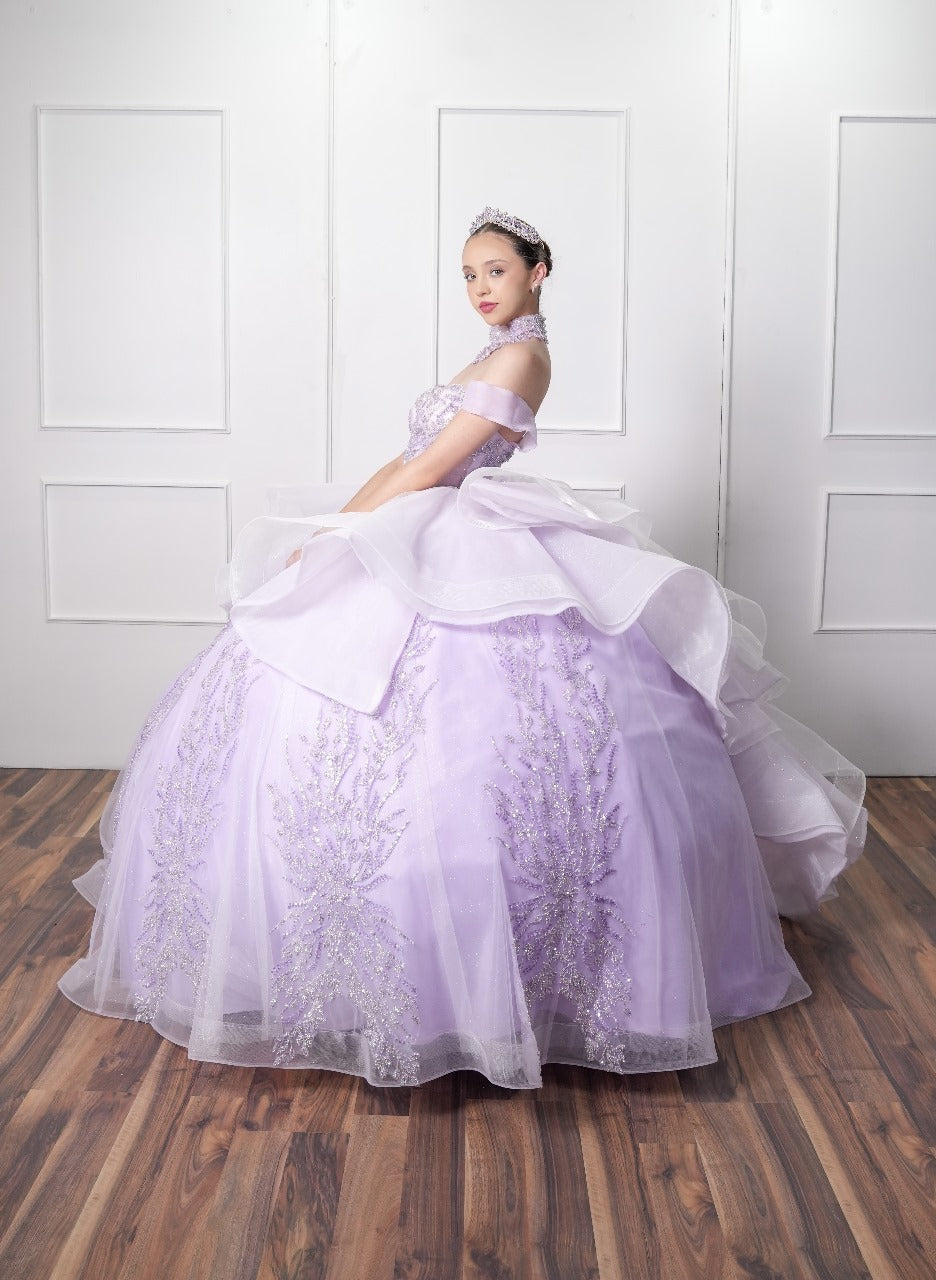 Vestido de XV Años Lila Pedrería con Olanes Blancos y Gargantilla