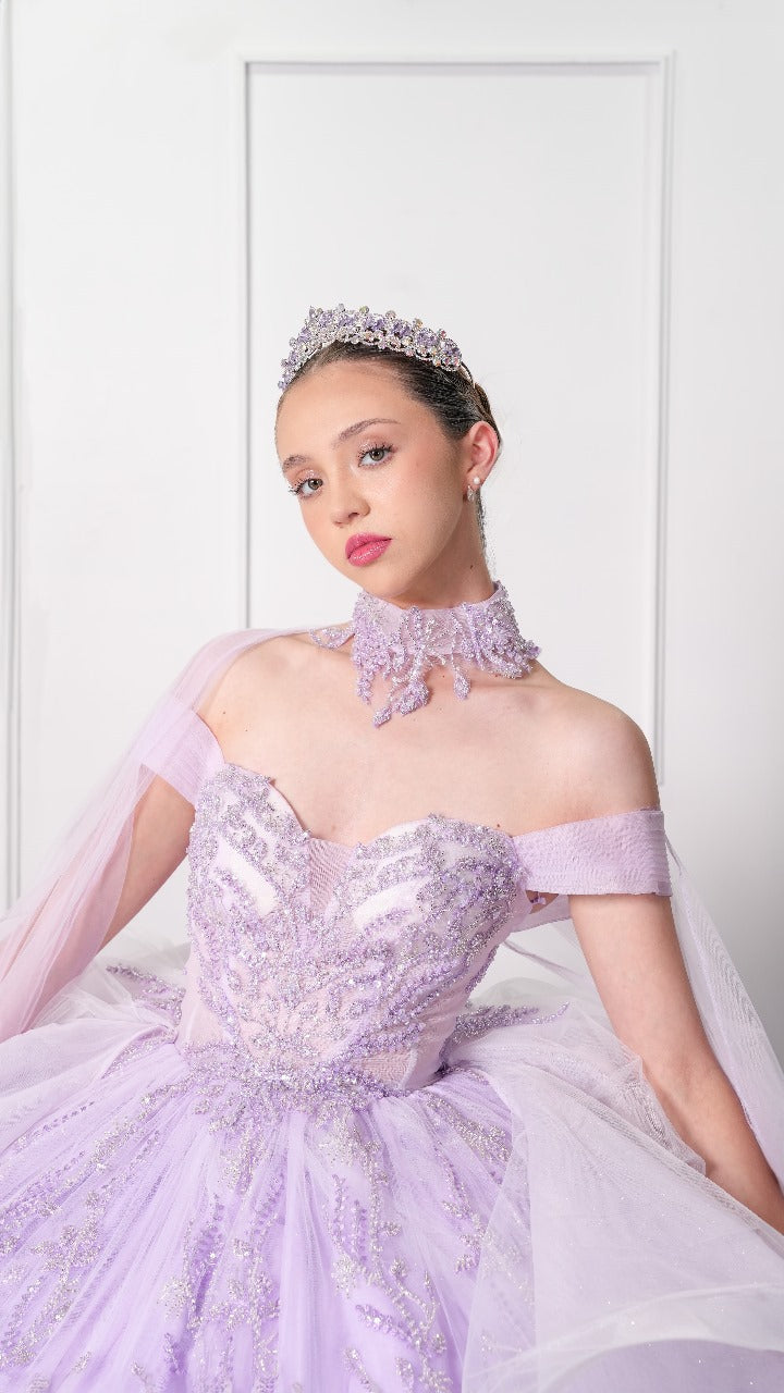 Vestido de XV Años Lila Pedrería con Olanes Blancos y Gargantilla