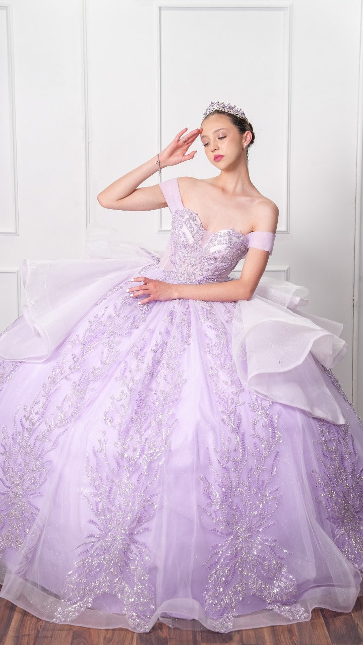 Vestido de XV Años Lila Pedrería con Olanes Blancos y Gargantilla