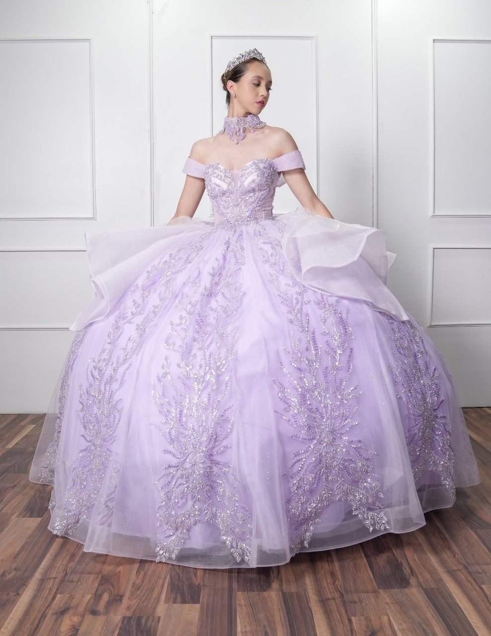 Vestido de XV Años Lila Pedrería con Olanes Blancos y Gargantilla
