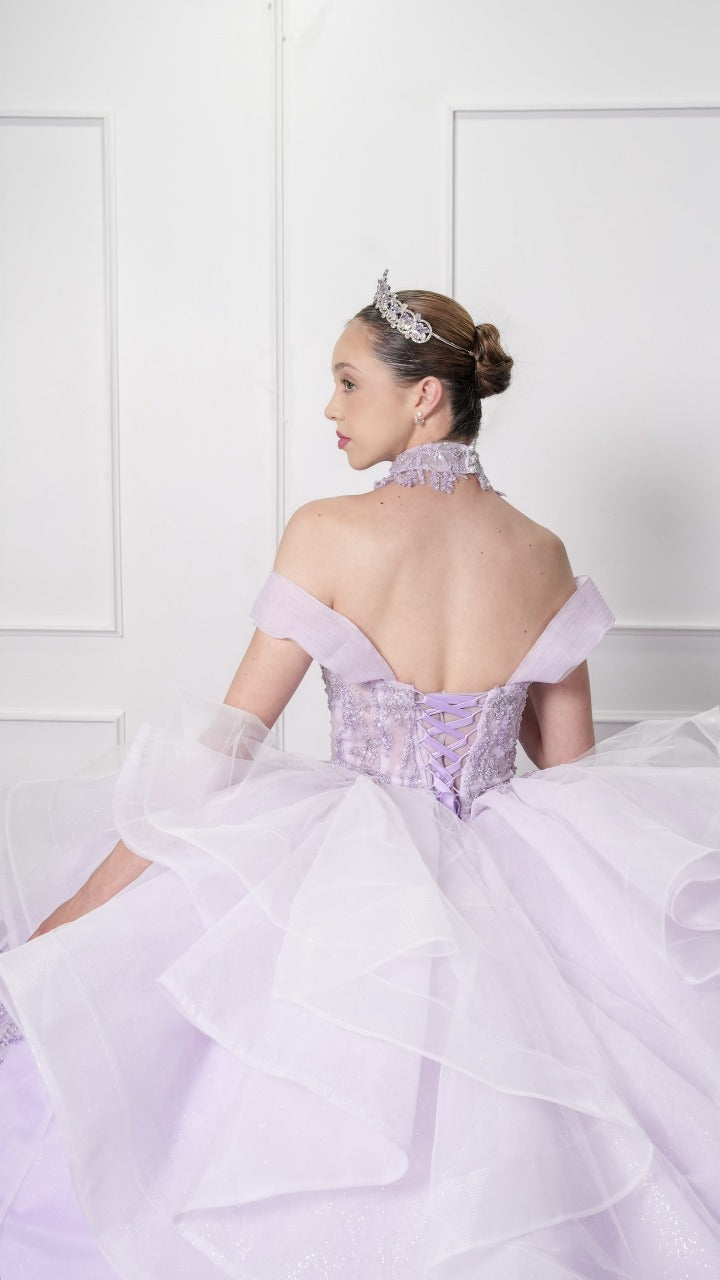 Vestido de XV Años Lila Pedrería con Olanes Blancos y Gargantilla